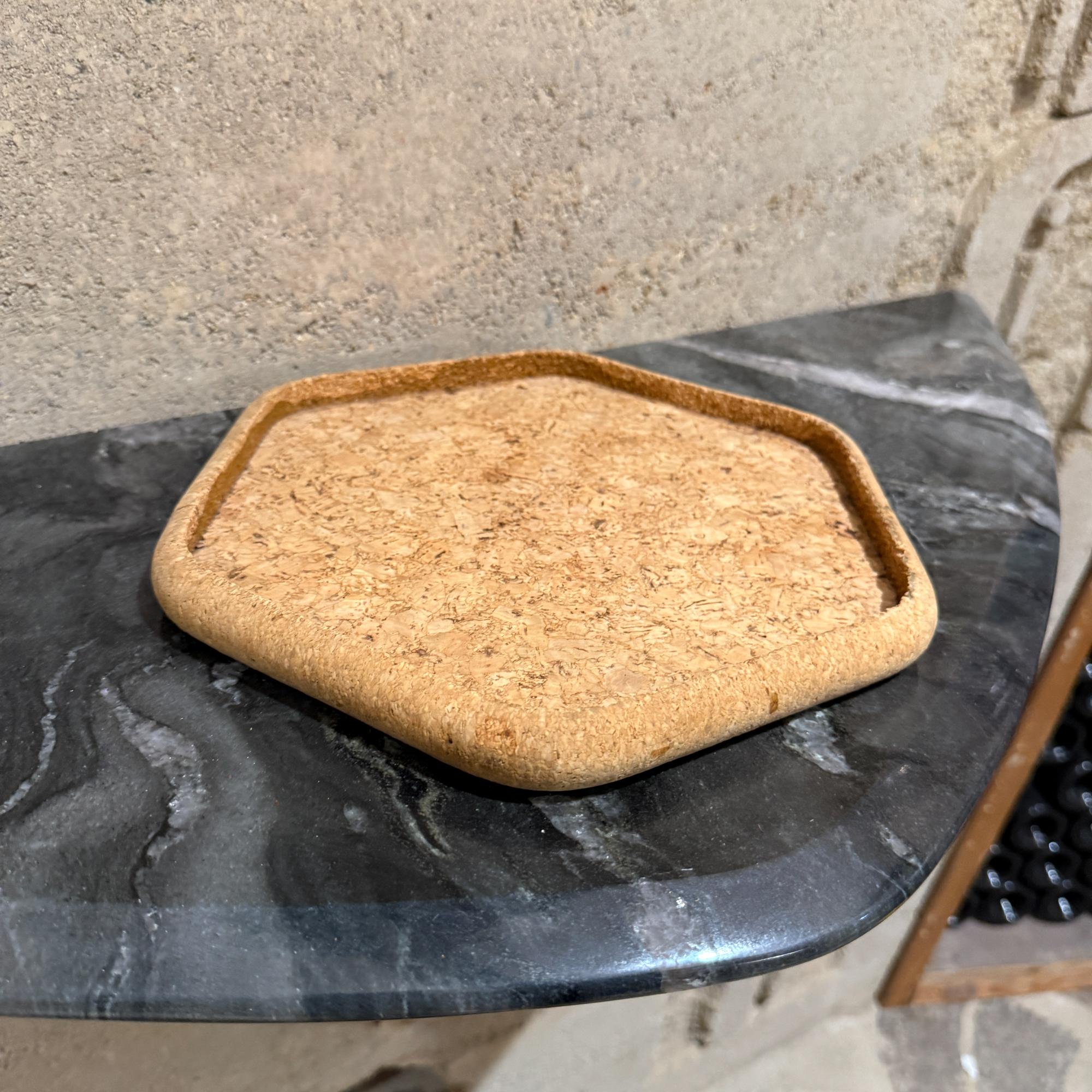 Organique Sous-verre hexagonal en liège Petit plateau Vintage By en vente