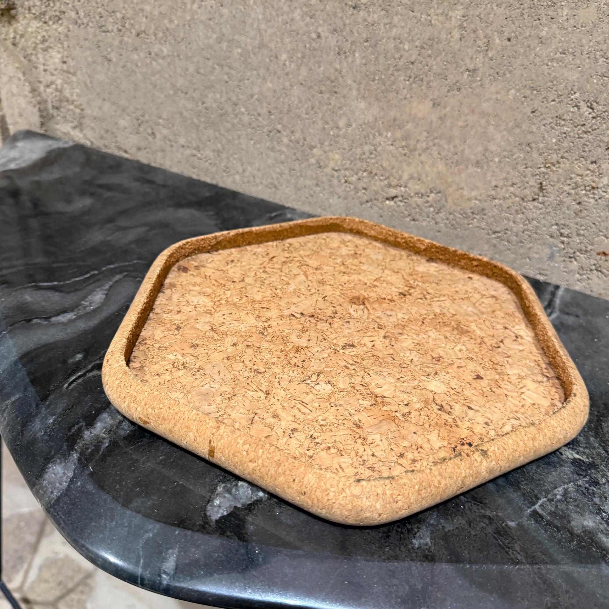 Sous-verre hexagonal en liège Petit plateau Vintage By État moyen - En vente à Chula Vista, CA