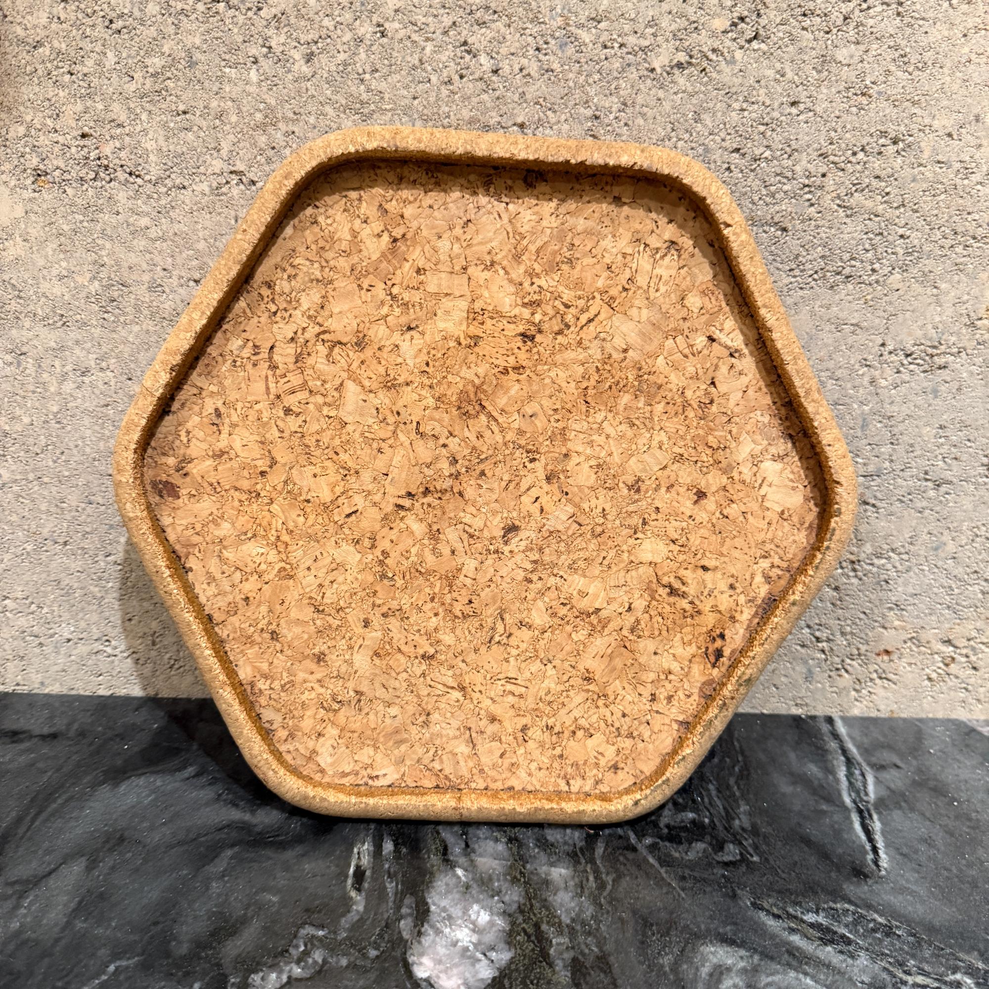 Fin du 20e siècle Sous-verre hexagonal en liège Petit plateau Vintage By en vente