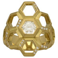 Anillo "Panal" de Diamantes Hexagonales y Oro Amarillo de 18 ct