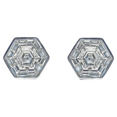 Clous d'oreilles hexagonaux en or blanc 18 carats avec mosaïque de diamants