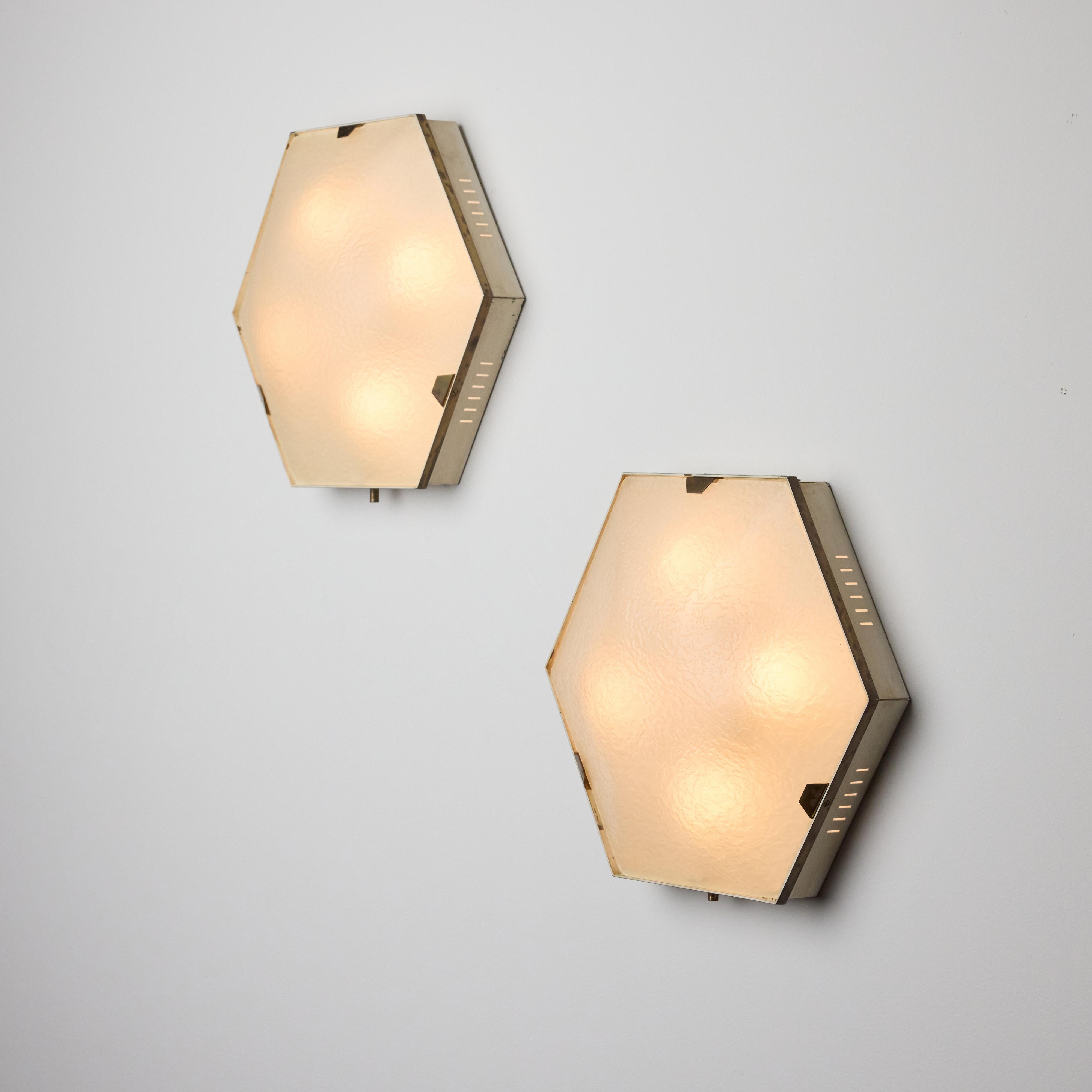 Flushmounts de Stilnovo. Diseñado y fabricado en Italia, hacia 1950. Impresionantes empotrables Stilnovo, compuestos por marcos mínimos de latón y pantallas de cristal texturizado. Recomendamos utilizar bombillas E14 de 40 vatios como máximo.