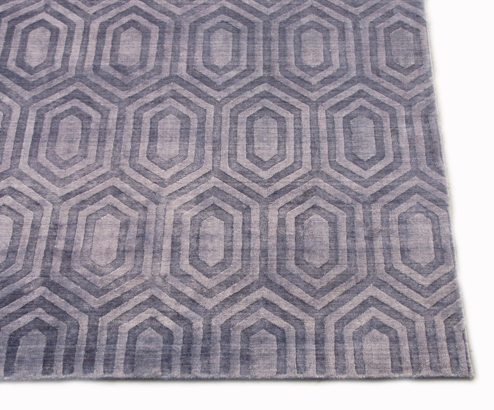 Hexagonal Geometric Silk Modern Rug In New Condition For Sale In Laguna Hills, CA