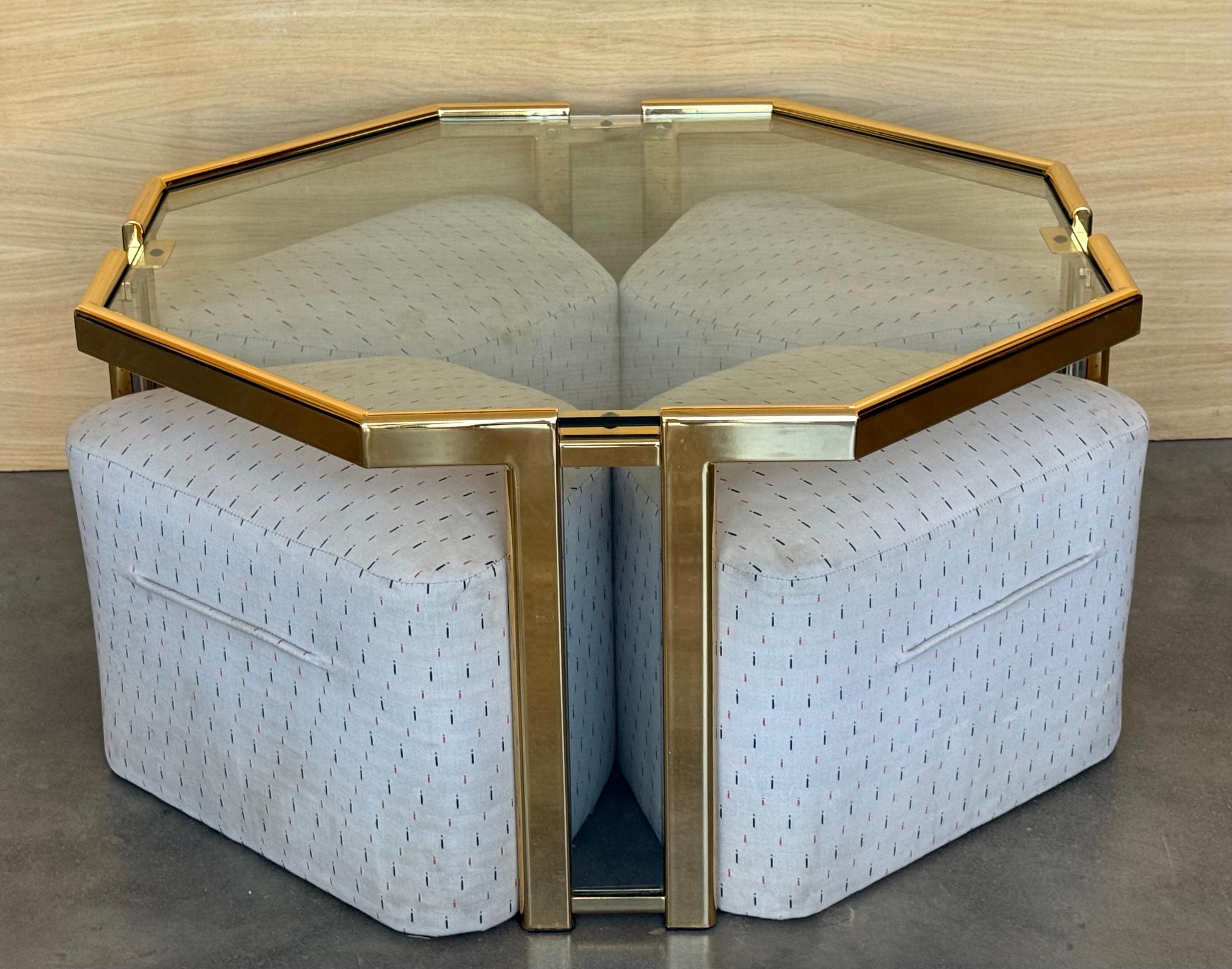 Vintage Hexagonal doré  table basse en acier avec quatre tabourets gigognes.  Une belle table basse pour salon dans un beau style vintage, idéale pour un cocktail ou un café.  Table basse de style vintage réalisée à partir d'une structure en acier
