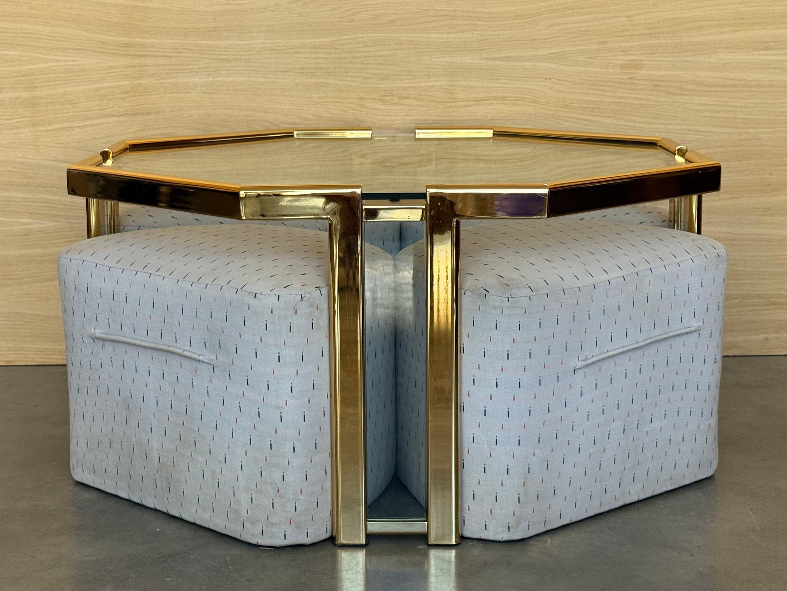 Mid-Century Modern Table basse ou d'appoint hexagonale dorée avec quatre tabourets gigognes avec plateau en verre en vente