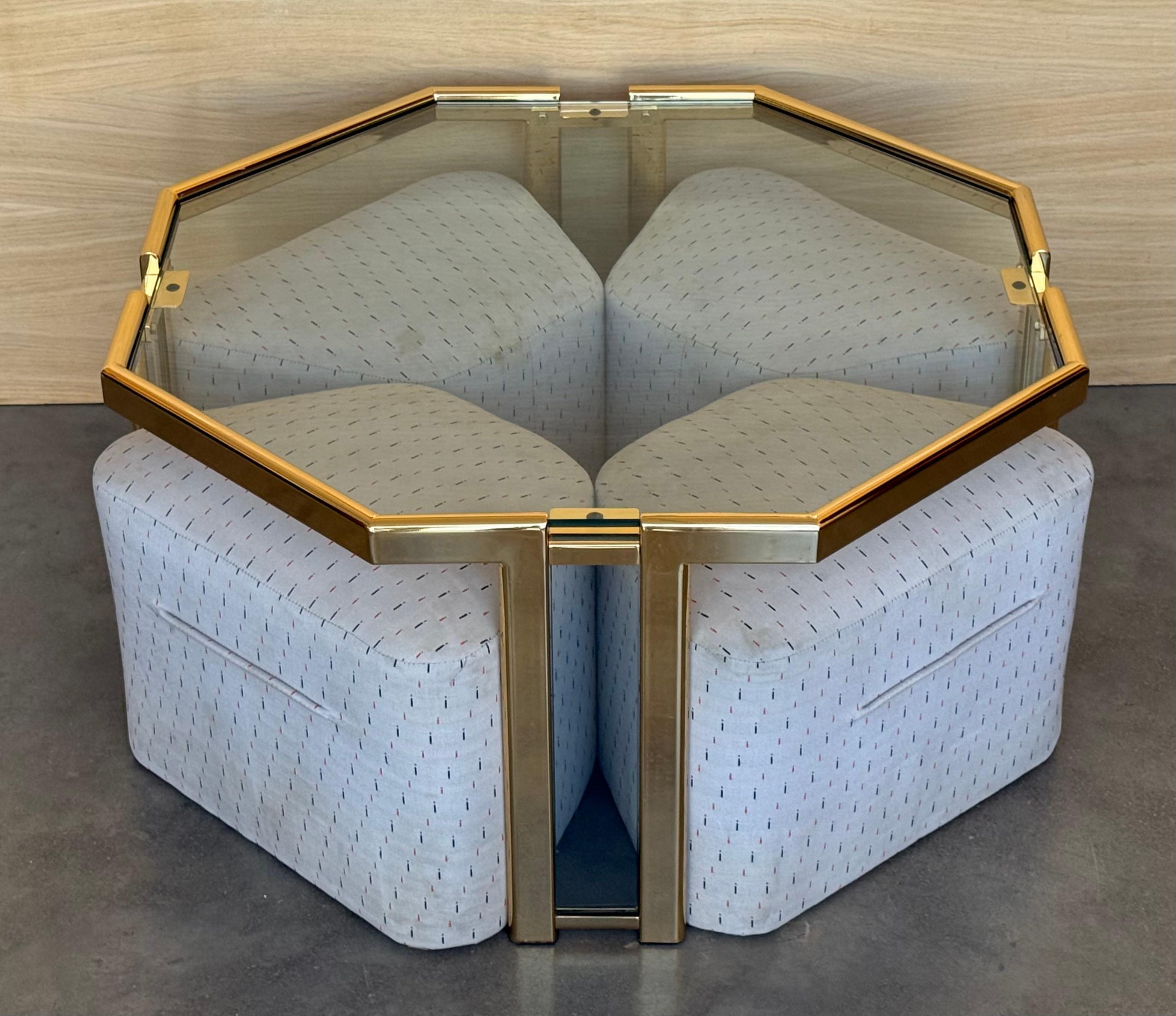 Table basse ou d'appoint hexagonale dorée avec quatre tabourets gigognes avec plateau en verre Bon état - En vente à Miami, FL