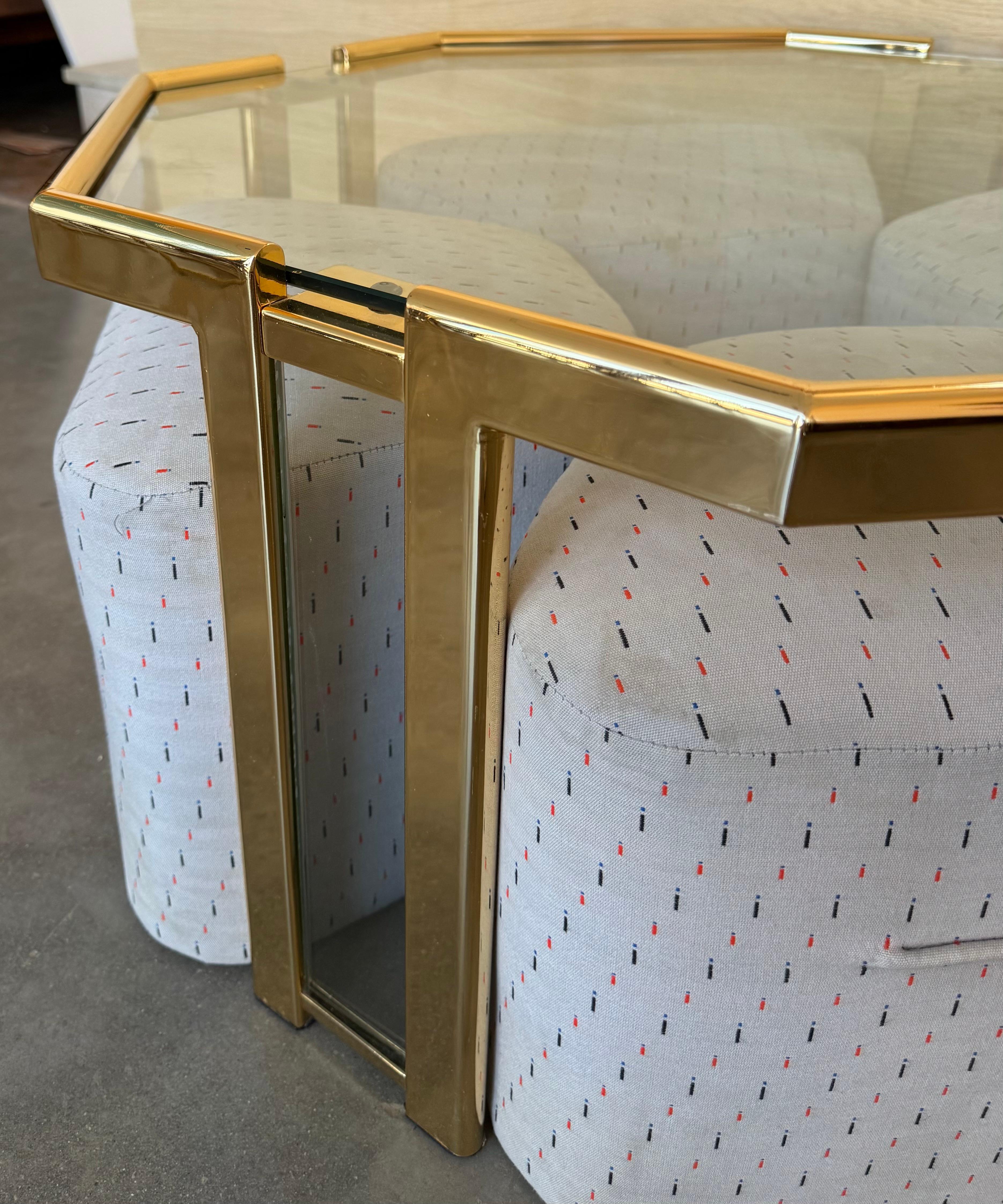 Acier Table basse ou d'appoint hexagonale dorée avec quatre tabourets gigognes avec plateau en verre en vente