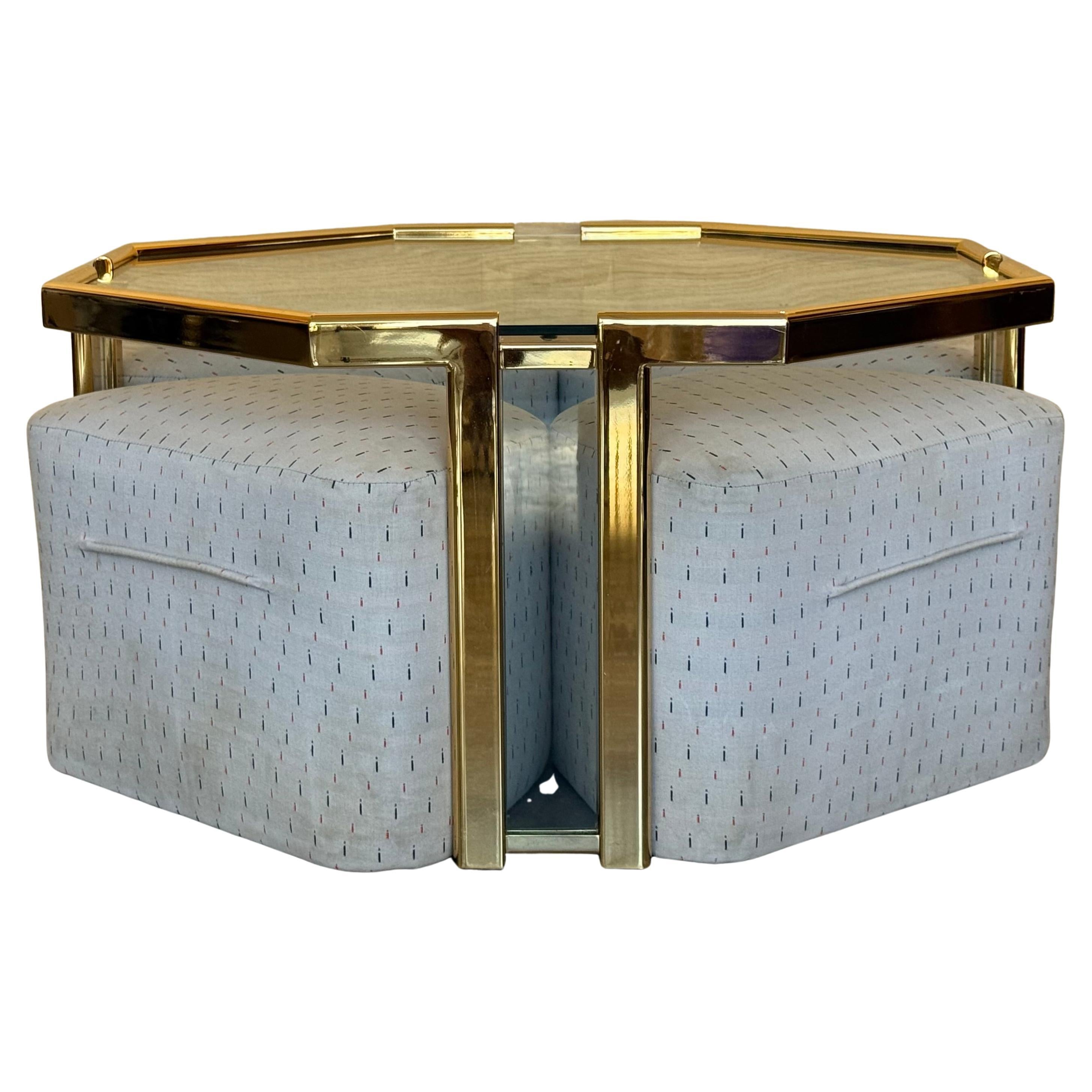 Table basse ou d'appoint hexagonale dorée avec quatre tabourets gigognes avec plateau en verre en vente