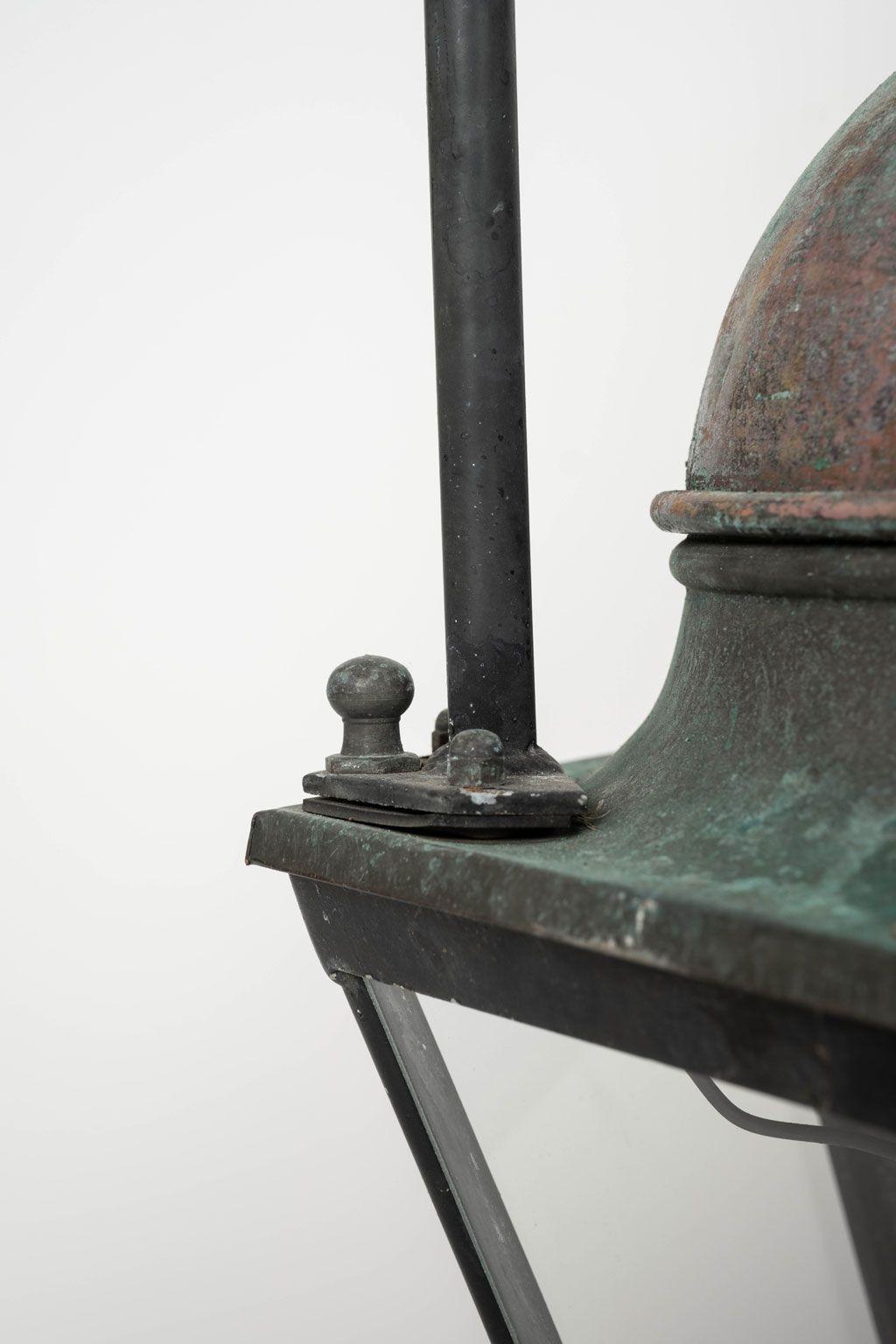 Farol francés de cobre verde verdigris con cúpula hexagonal y paneles de cristal, de principios del siglo XX. Sin cables.
Cuatro faroles similares en total (dos pares) disponibles. Véase la última imagen. Las linternas se venden individualmente a un