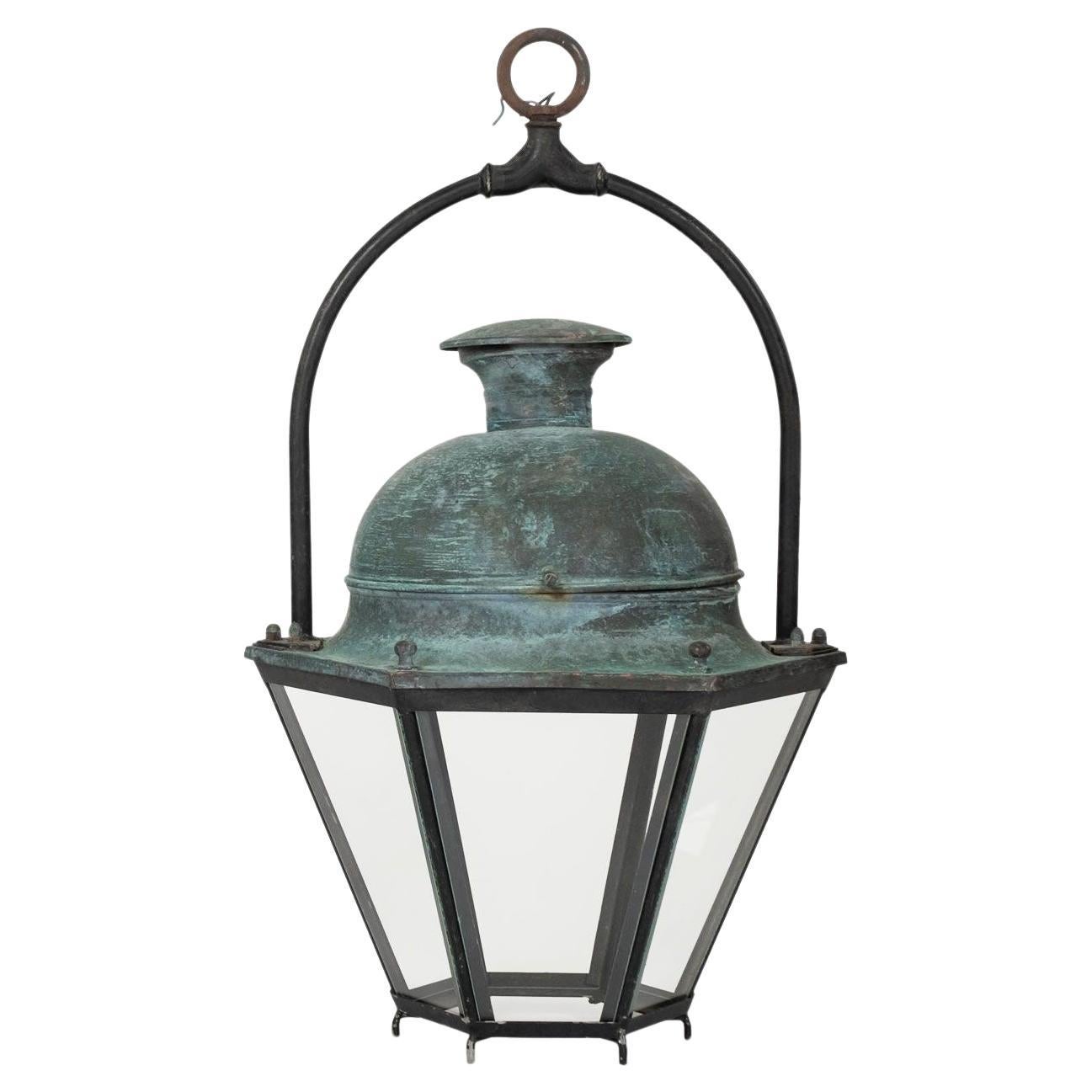 Lanterne hexagonale à panneaux de verre bombé vert