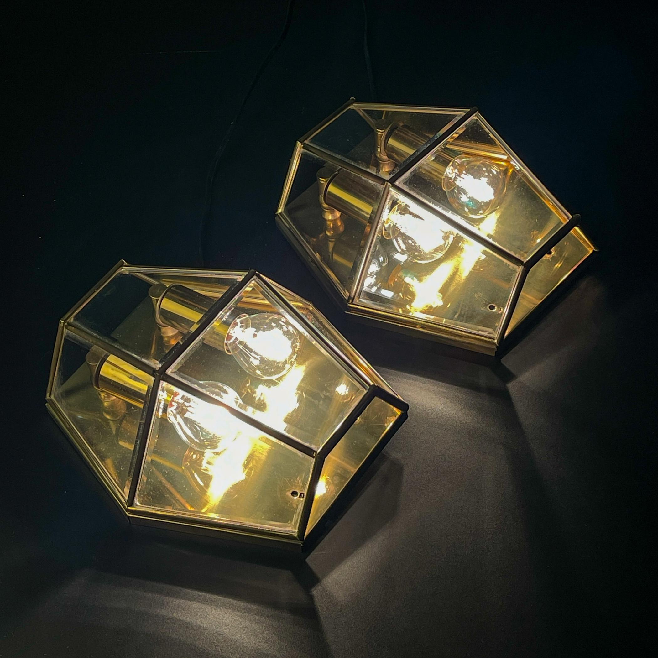 Ein Paar wunderschöne Wandleuchten aus der Mitte des letzten Jahrhunderts. Hergestellt in Italien in den 1970er Jahren.
Die Diamantform verleiht Ihrem Zuhause Aristokratie und besondere Raffinesse.
Originalglas mit polierten Kanten.

Die Lampen sind