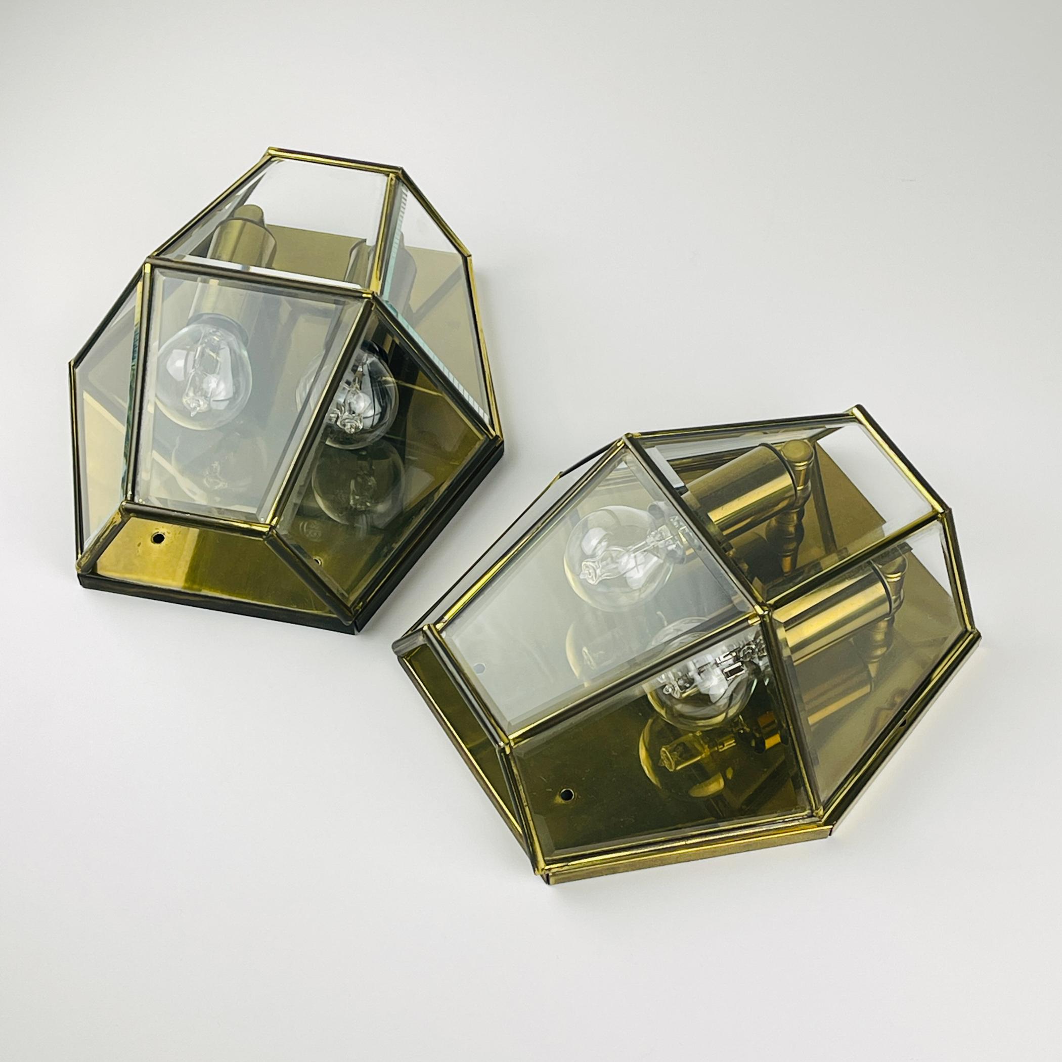 Sechseckige Wandleuchter aus Gold, Messing und Kristall, 1960er Jahre, 2er-Set (Moderne der Mitte des Jahrhunderts) im Angebot
