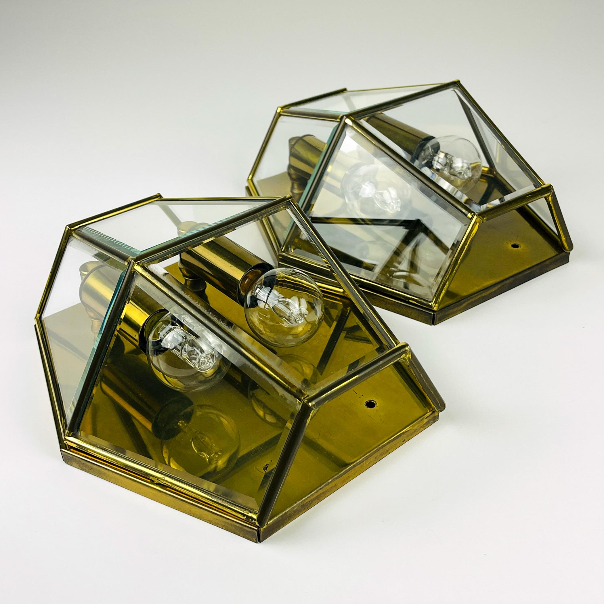 Sechseckige Wandleuchter aus Gold, Messing und Kristall, 1960er Jahre, 2er-Set im Zustand „Gut“ im Angebot in Miklavž Pri Taboru, SI