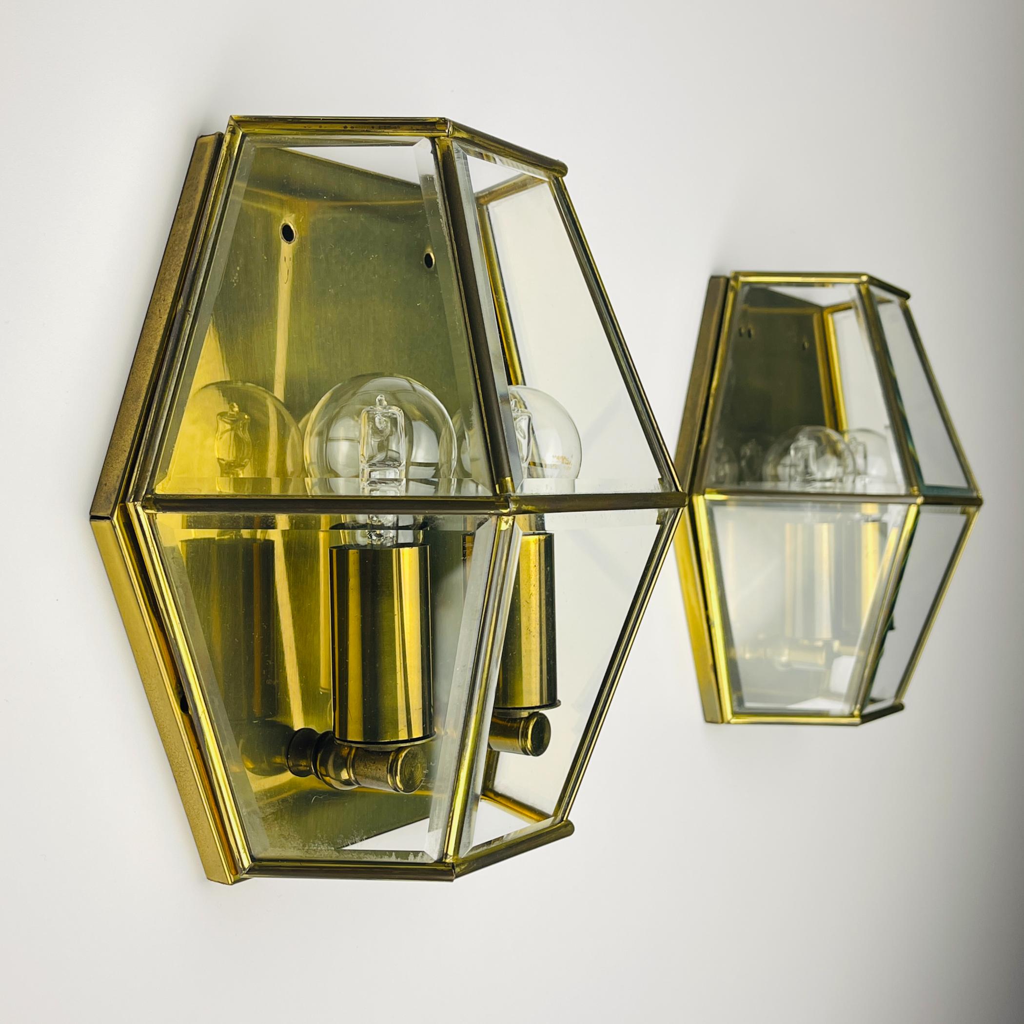 Sechseckige Wandleuchter aus Gold, Messing und Kristall, 1960er Jahre, 2er-Set im Angebot 1