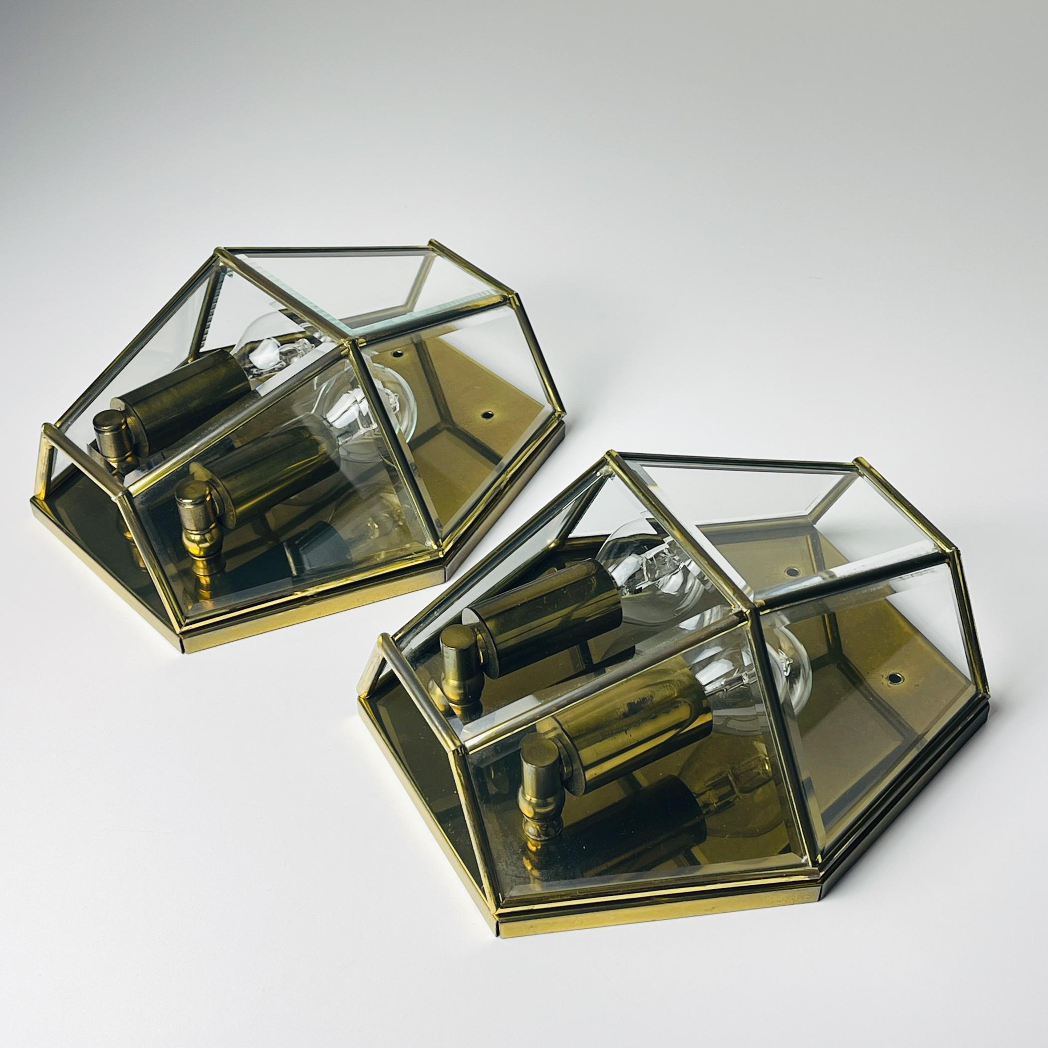 Sechseckige Wandleuchter aus Gold, Messing und Kristall, 1960er Jahre, 2er-Set im Angebot 3
