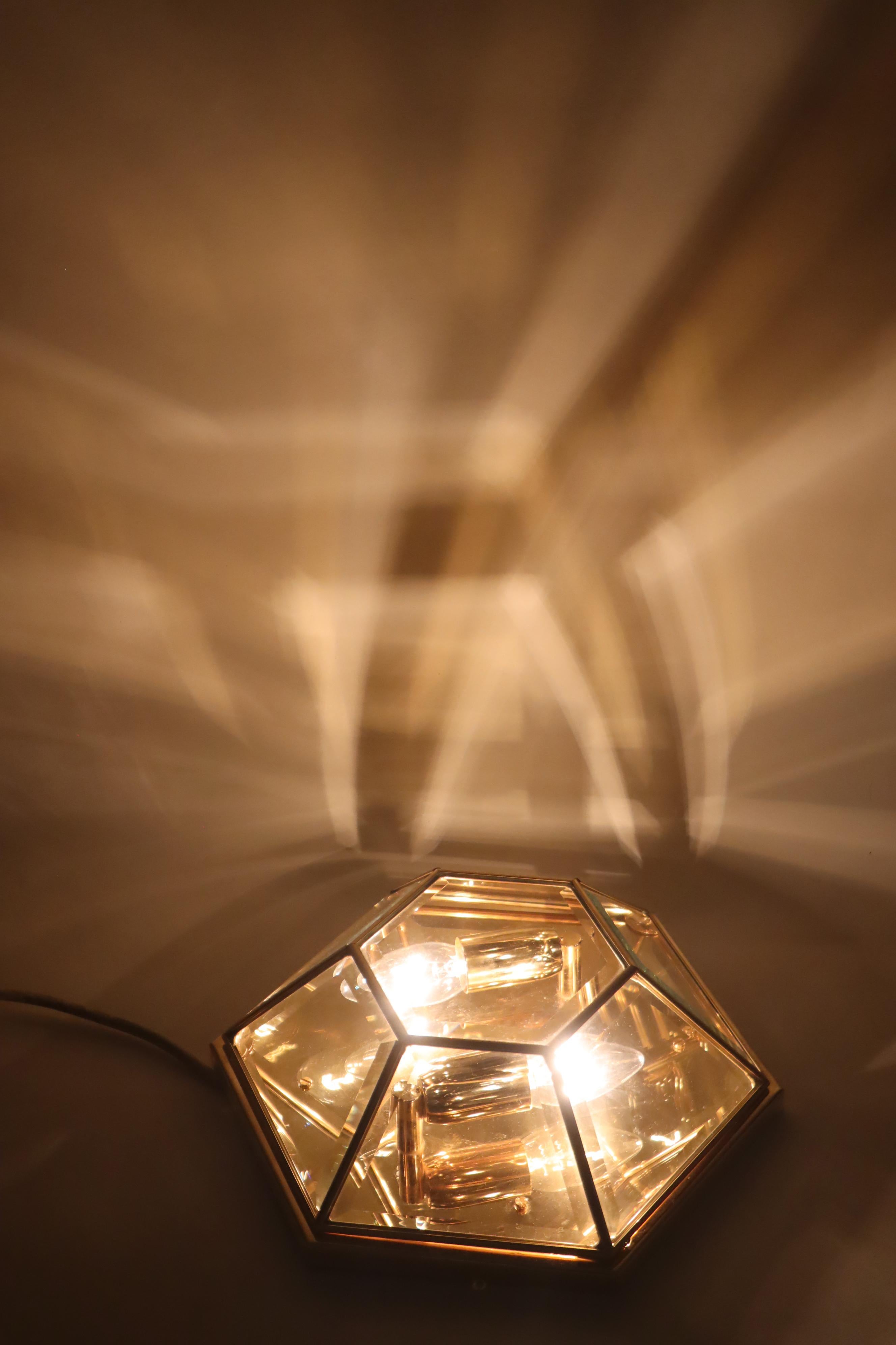 Lampe murale ou encastrée hexagonale plaquée or avec verre à facettes, Italie, années 1980 en vente 2