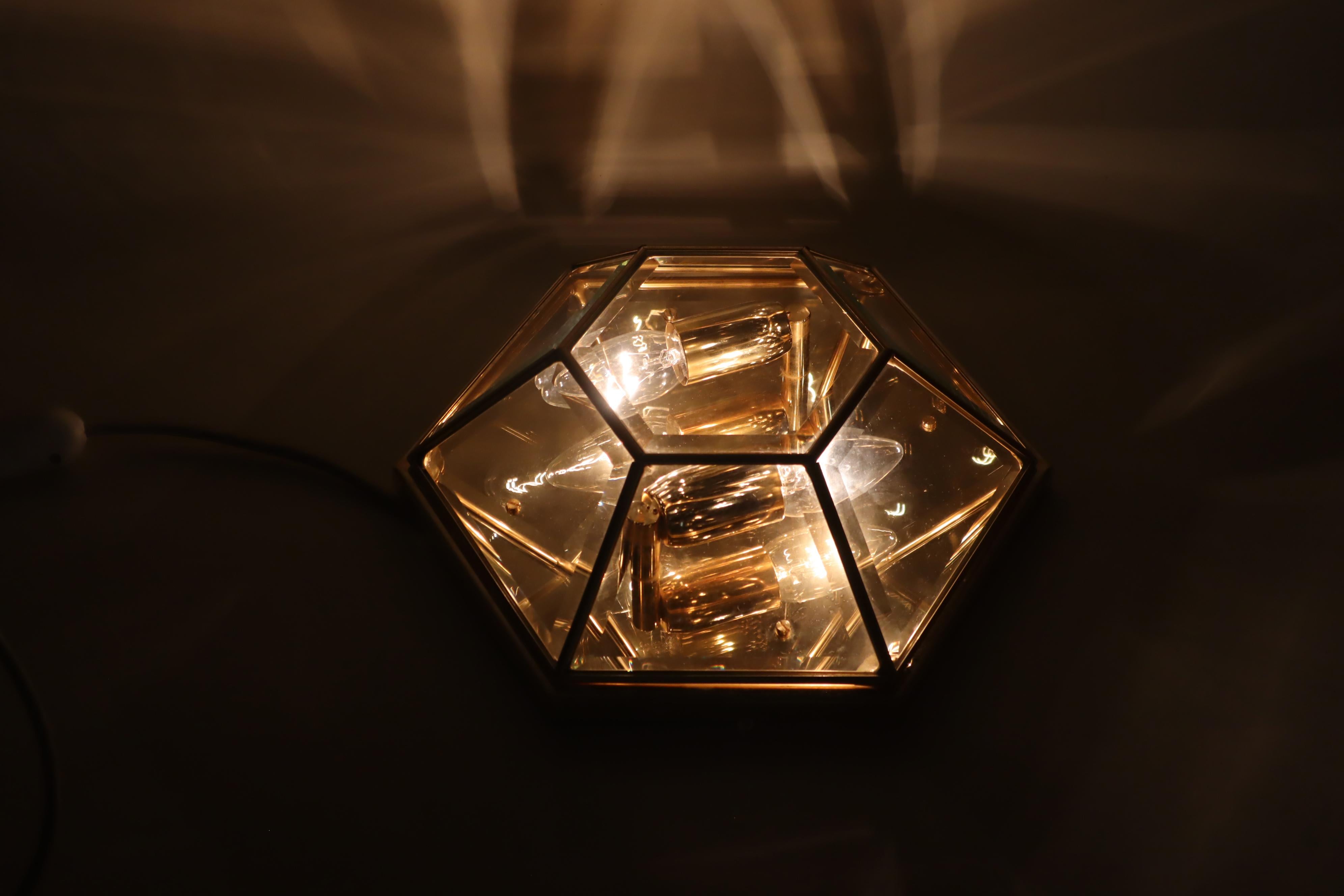 Lampe murale ou encastrée hexagonale plaquée or avec verre à facettes, Italie, années 1980 en vente 3