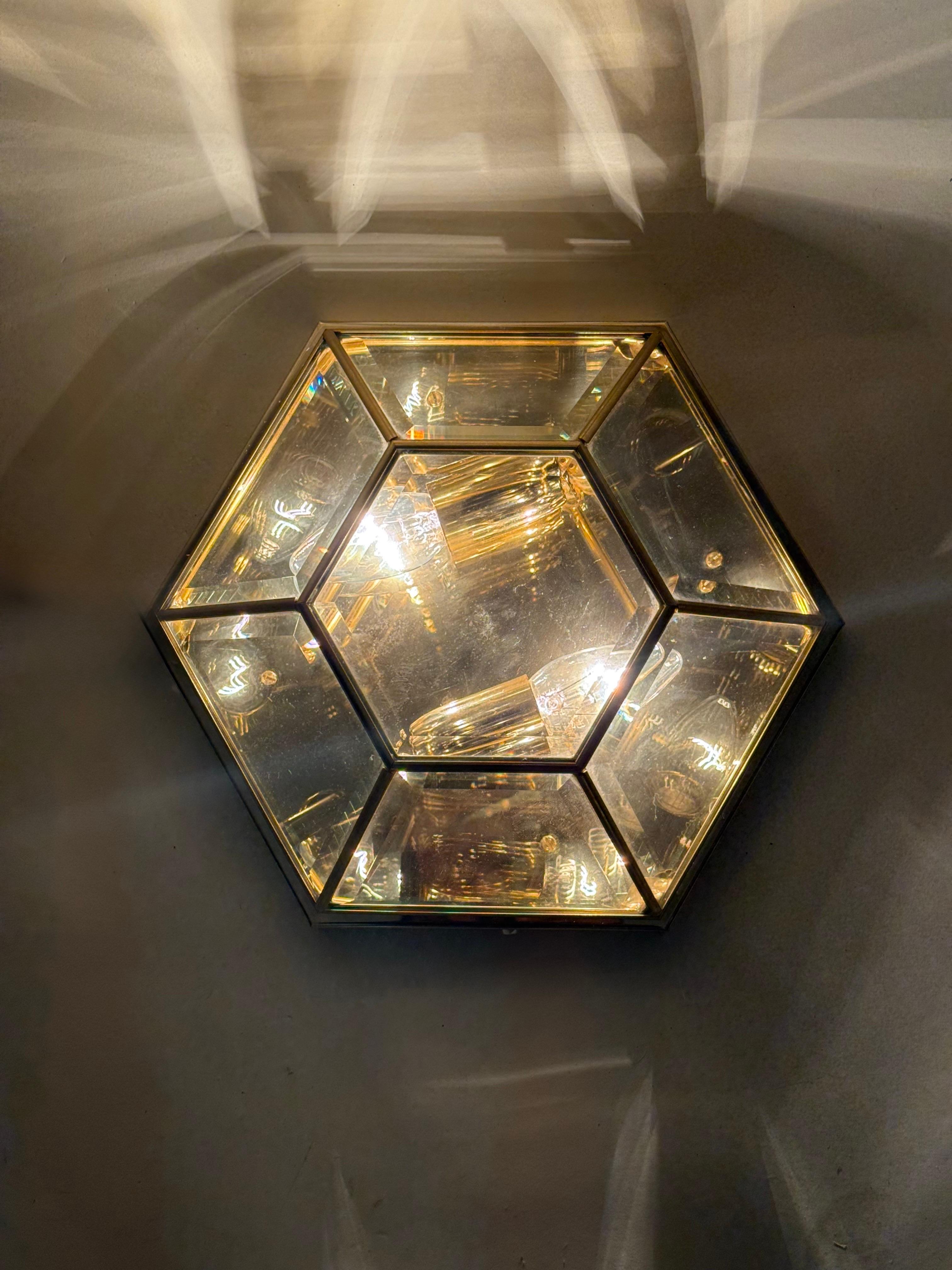 Lampe murale ou encastrée hexagonale plaquée or avec verre à facettes, Italie, années 1980 en vente 11