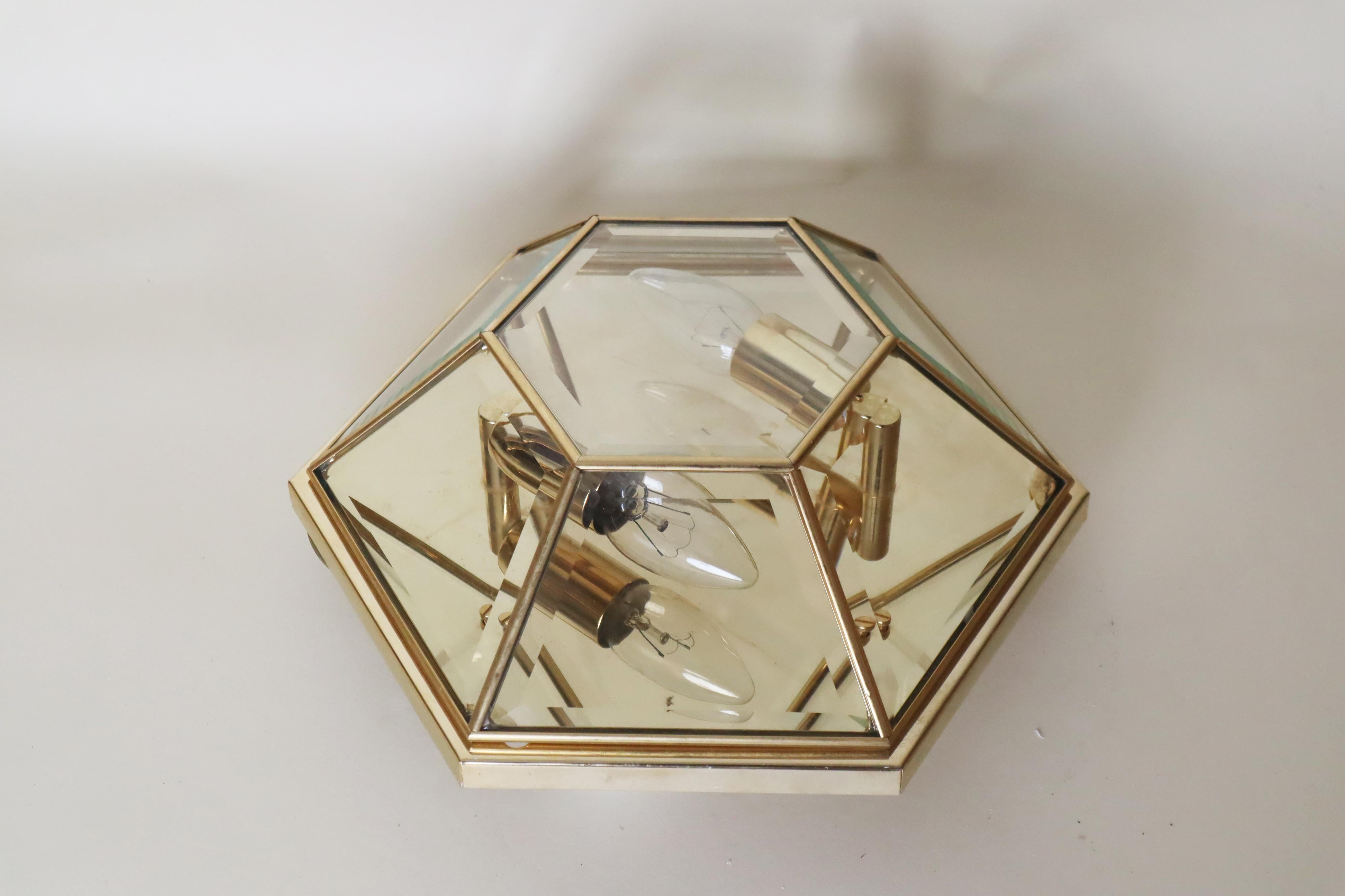 Lampe murale ou encastrée hexagonale plaquée or avec verre à facettes, Italie, années 1980 Bon état - En vente à Hannover, DE