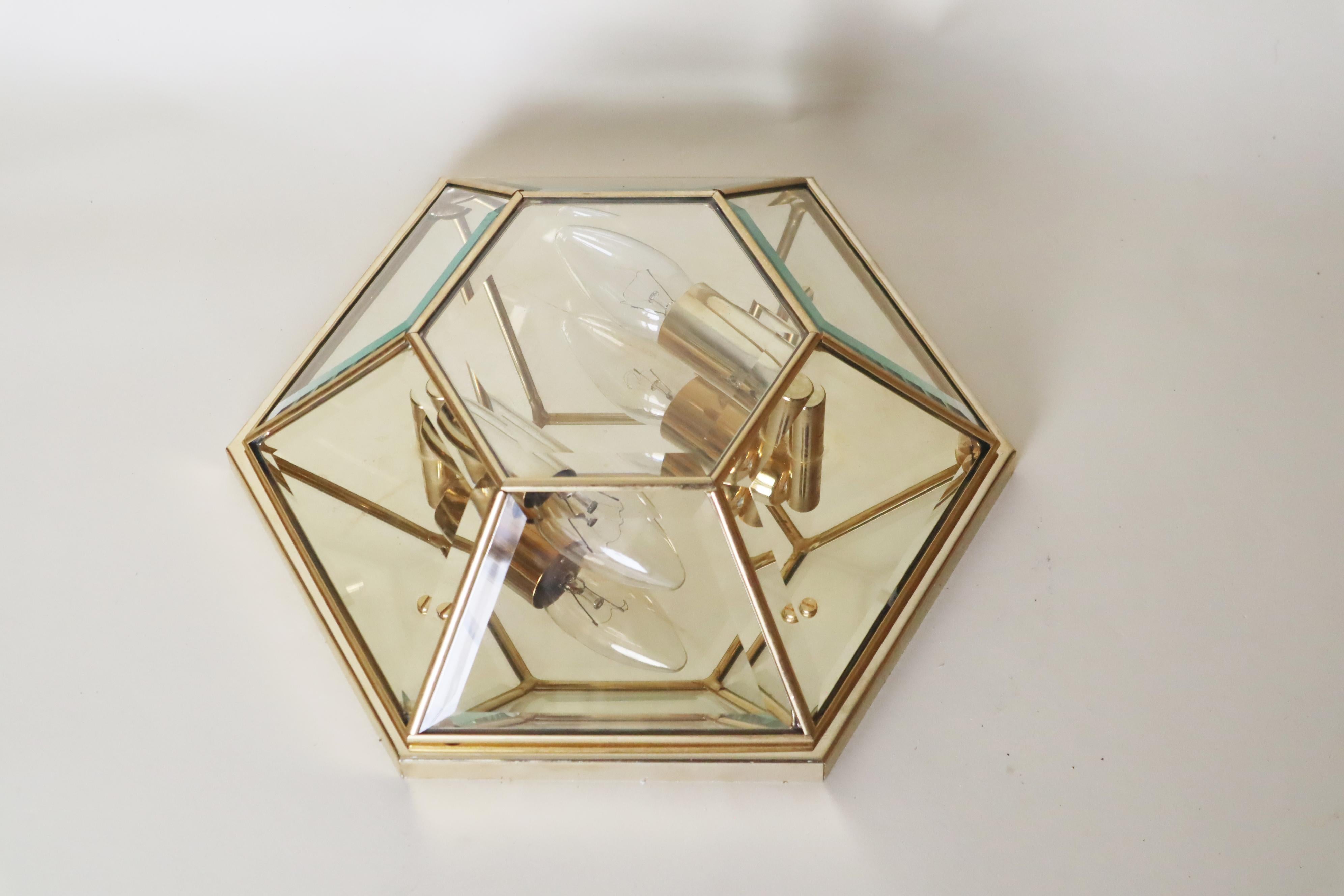 Fin du 20e siècle Lampe murale ou encastrée hexagonale plaquée or avec verre à facettes, Italie, années 1980 en vente