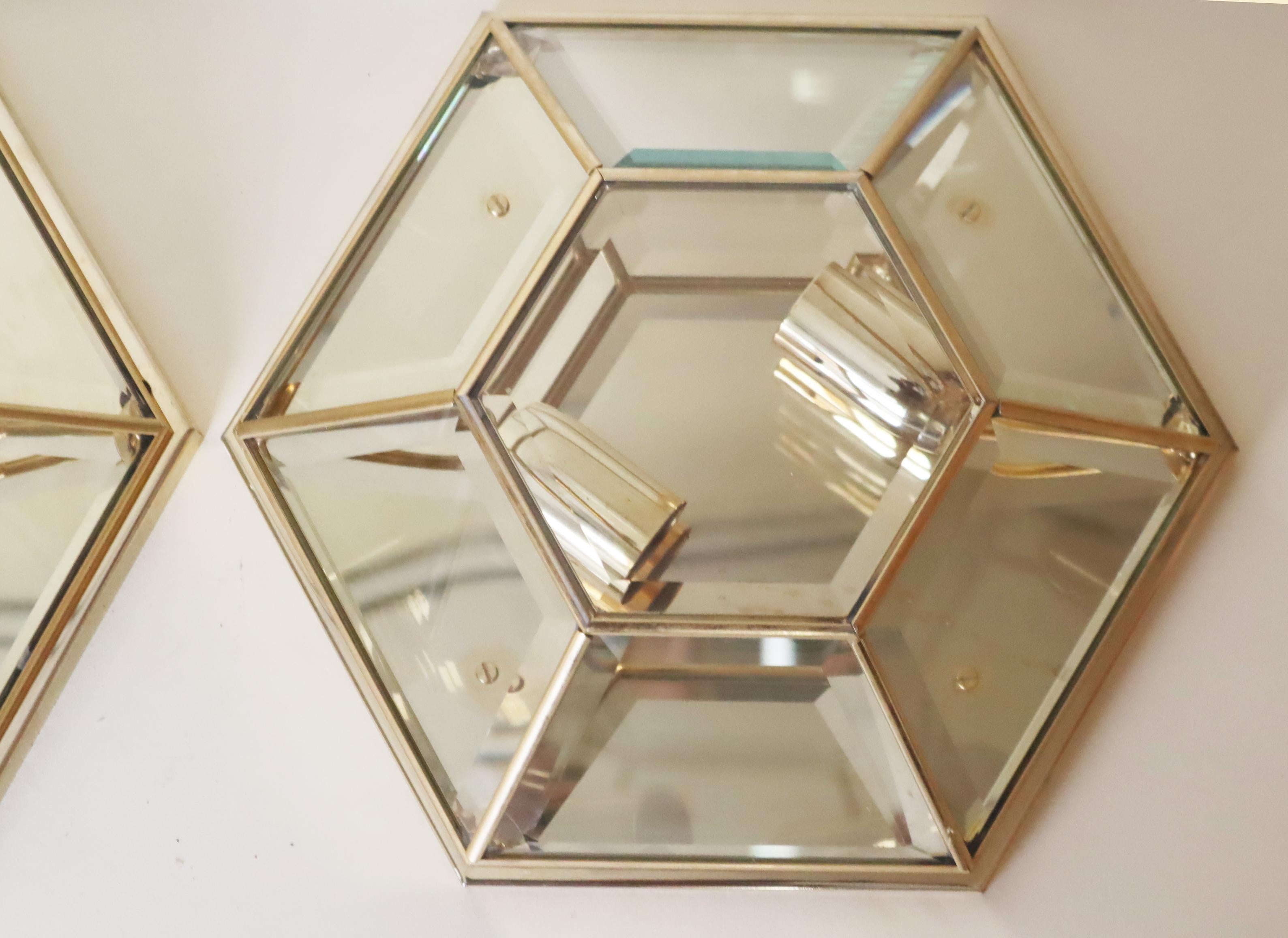 Plaqué or Lampe murale ou encastrée hexagonale plaquée or avec verre à facettes, Italie, années 1980 en vente