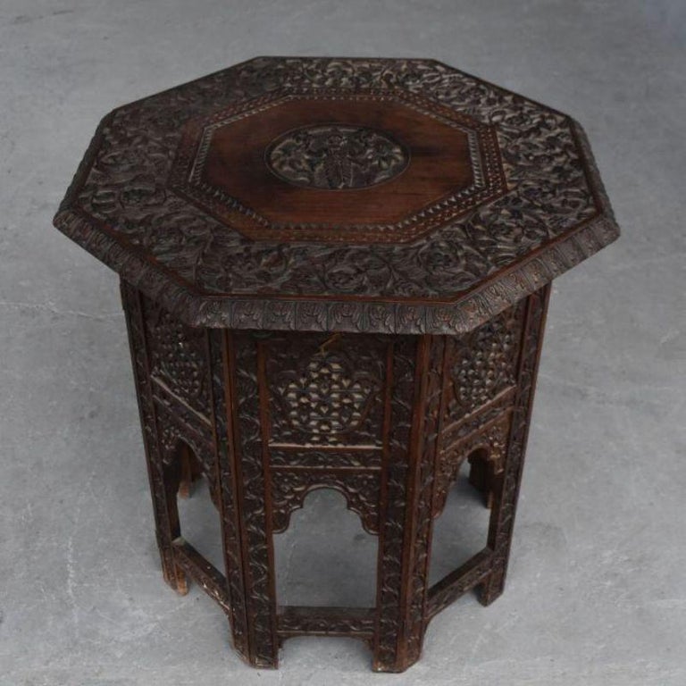 Indian hexagonal folding pedestal table rosewood late 19th richly carved with leaves and flourishes. Height dimension 62 cm for a diameter of 53 cm.

Additional information
Style: Oriental stye
Material: Rosewood.