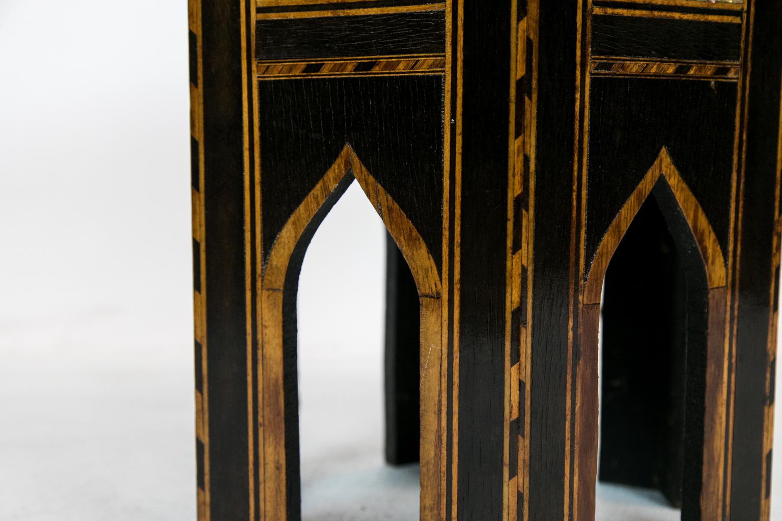 Sechseckiger marokkanischer Tisch mit Intarsien im Angebot 4