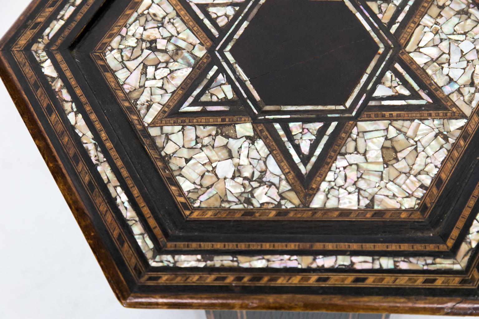Sechseckiger marokkanischer Tisch mit Intarsien im Zustand „Gut“ im Angebot in Wilson, NC