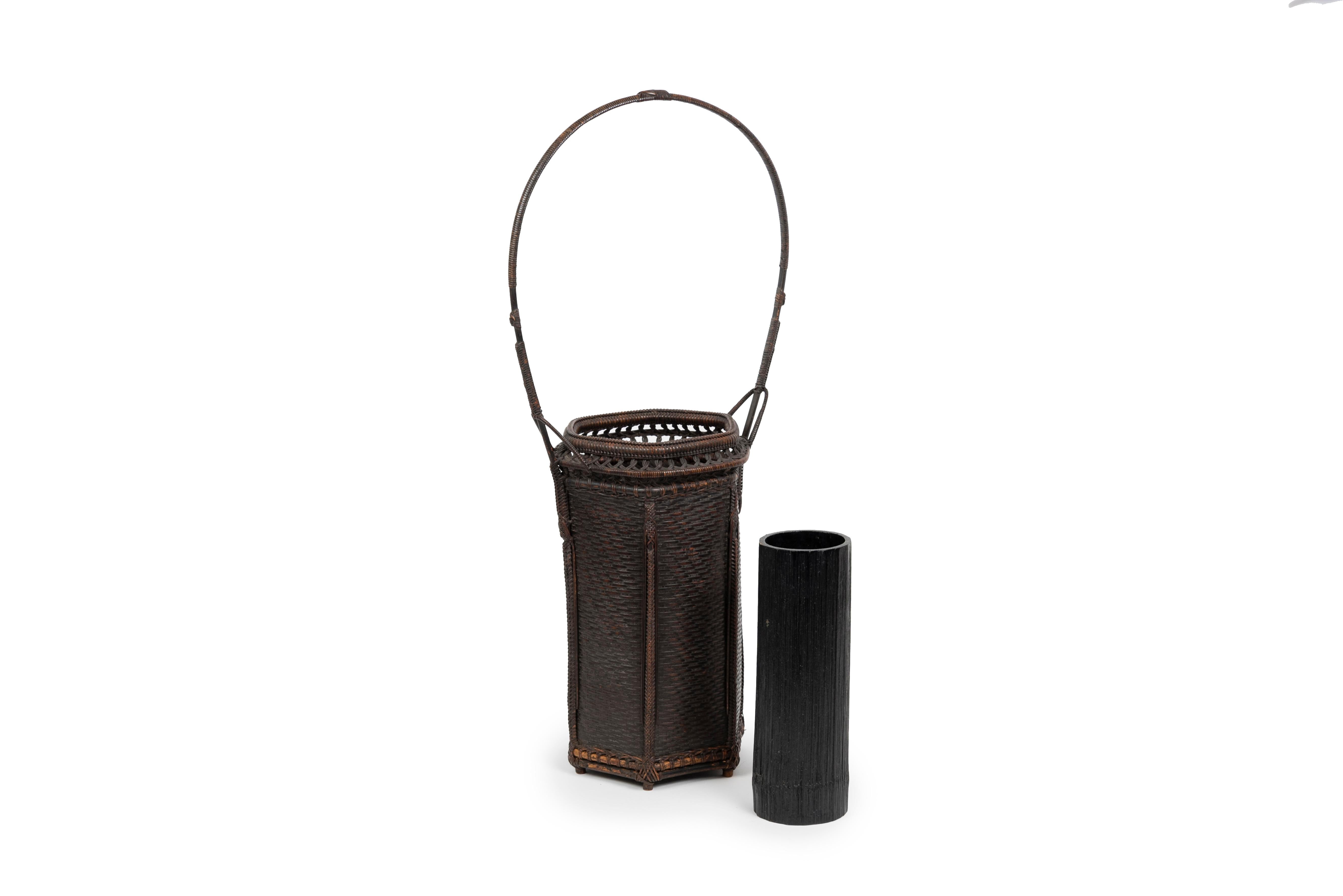 Sechseckiger japanischer Ikebana-Korb mit länglichem Griff (19. Jahrhundert) im Angebot