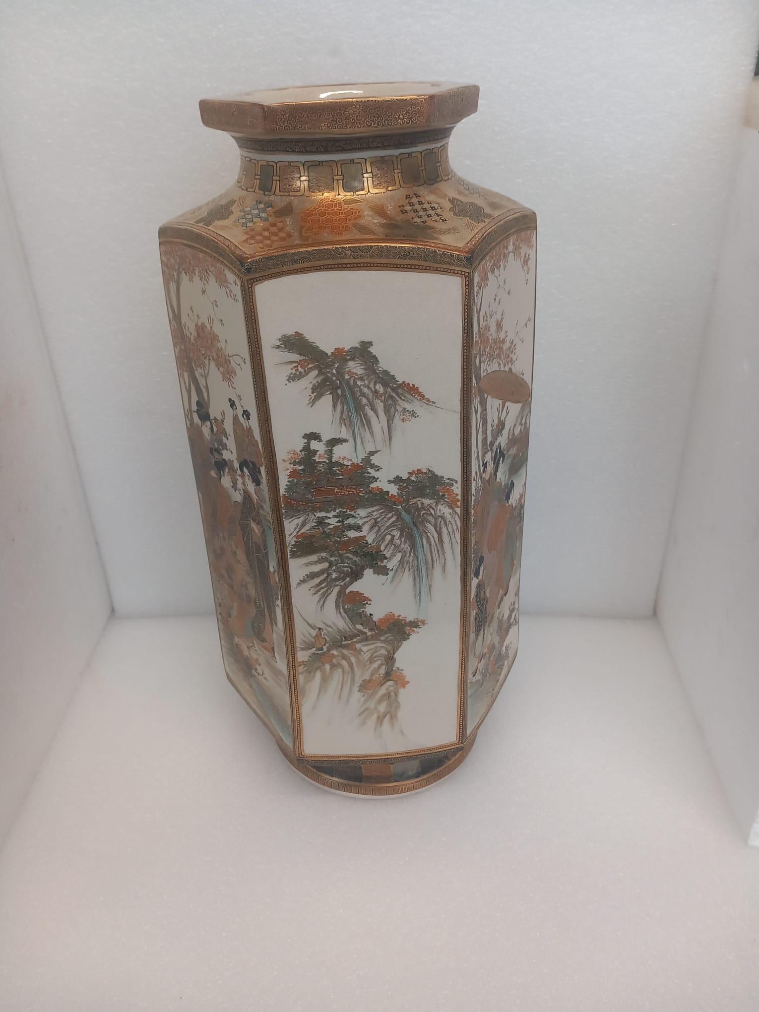 Un ancien vase japonais Satsuma datant de la fin du dix-neuvième siècle.
De forme hexagonale, chaque panneau est décoré à la main. Deux d'entre elles représentent des femmes japonaises marchant dans un paysage, avec des cerisiers en fleurs et le