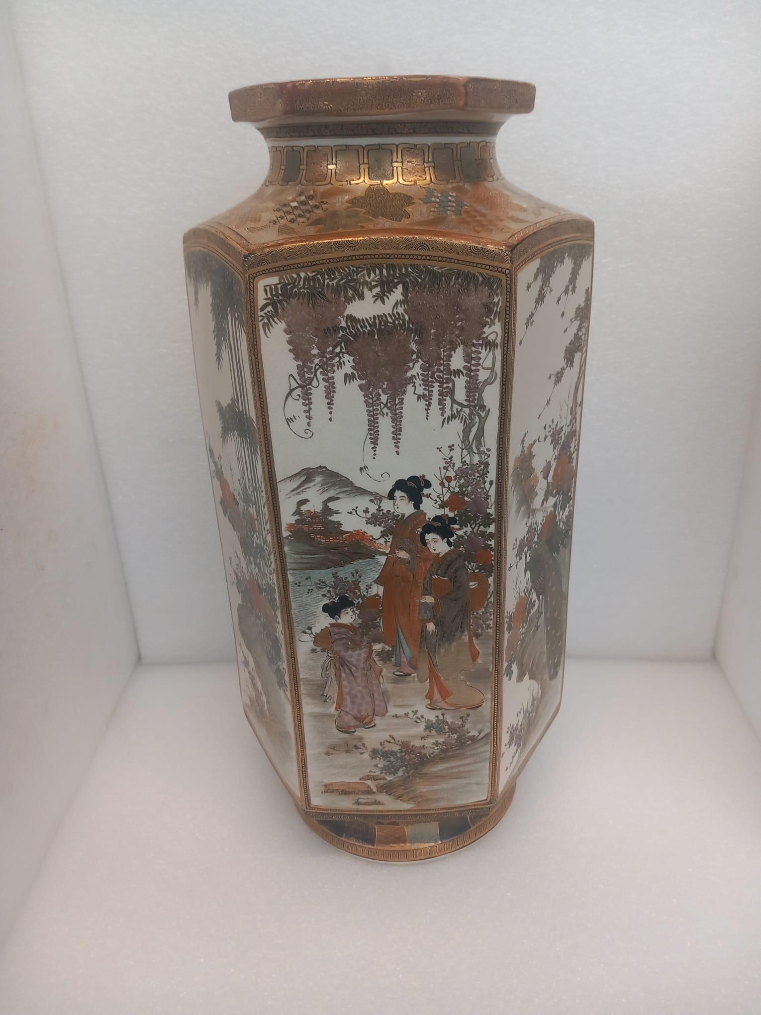 Japonais Vase japonais Satsuma hexagonal datant de la fin du XIXe siècle en vente