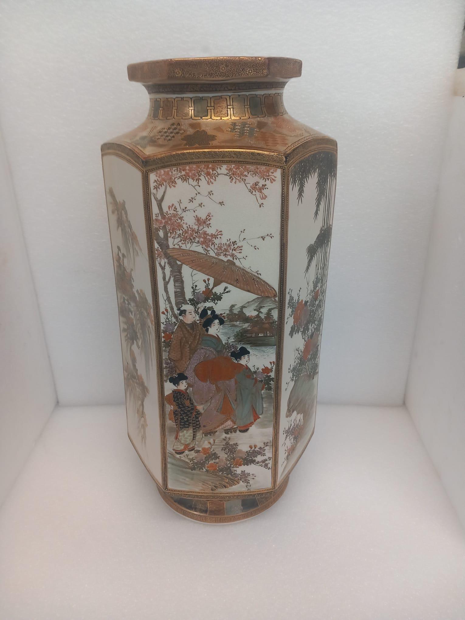 Porcelaine Vase japonais Satsuma hexagonal datant de la fin du XIXe siècle en vente