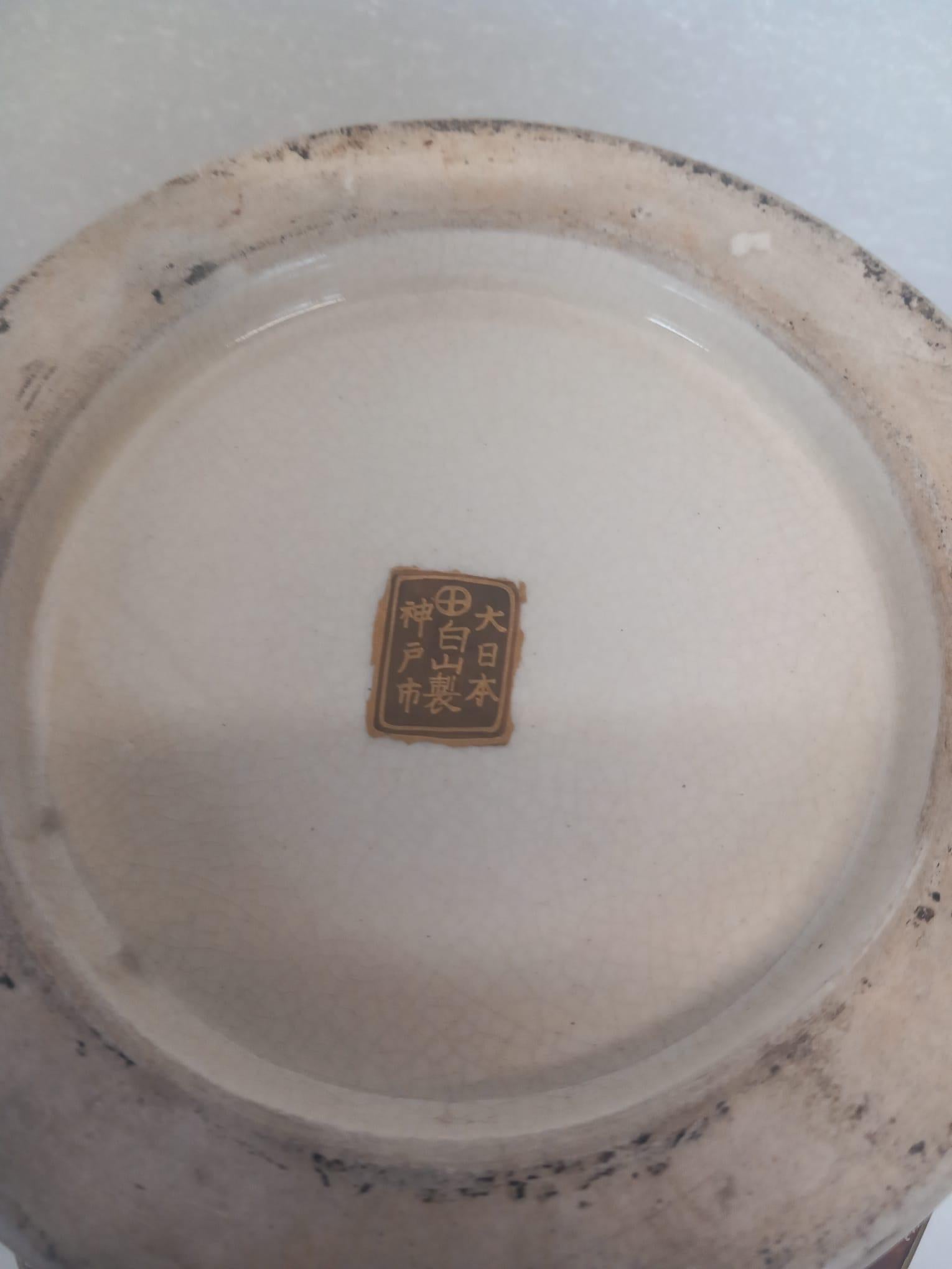 Vase japonais Satsuma hexagonal datant de la fin du XIXe siècle en vente 2