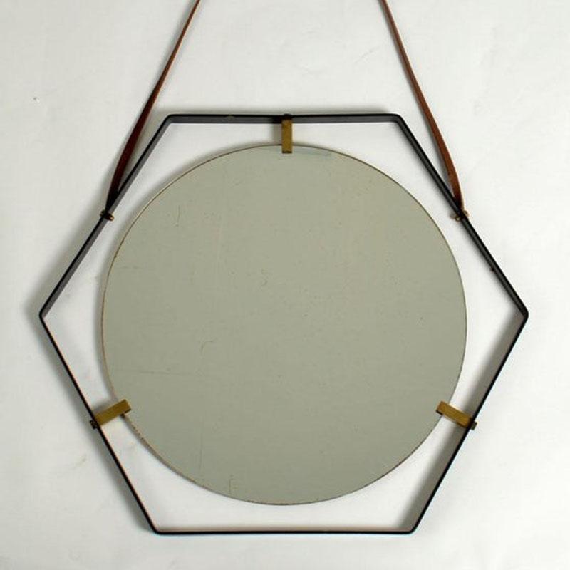 Miroir hexagonal original des designers italiens Santambrogio et De Berti Mirror 1960's. Le cadre est en métal noir avec des ferrures en laiton massif qui maintiennent le verre et une courroie en cuir.
