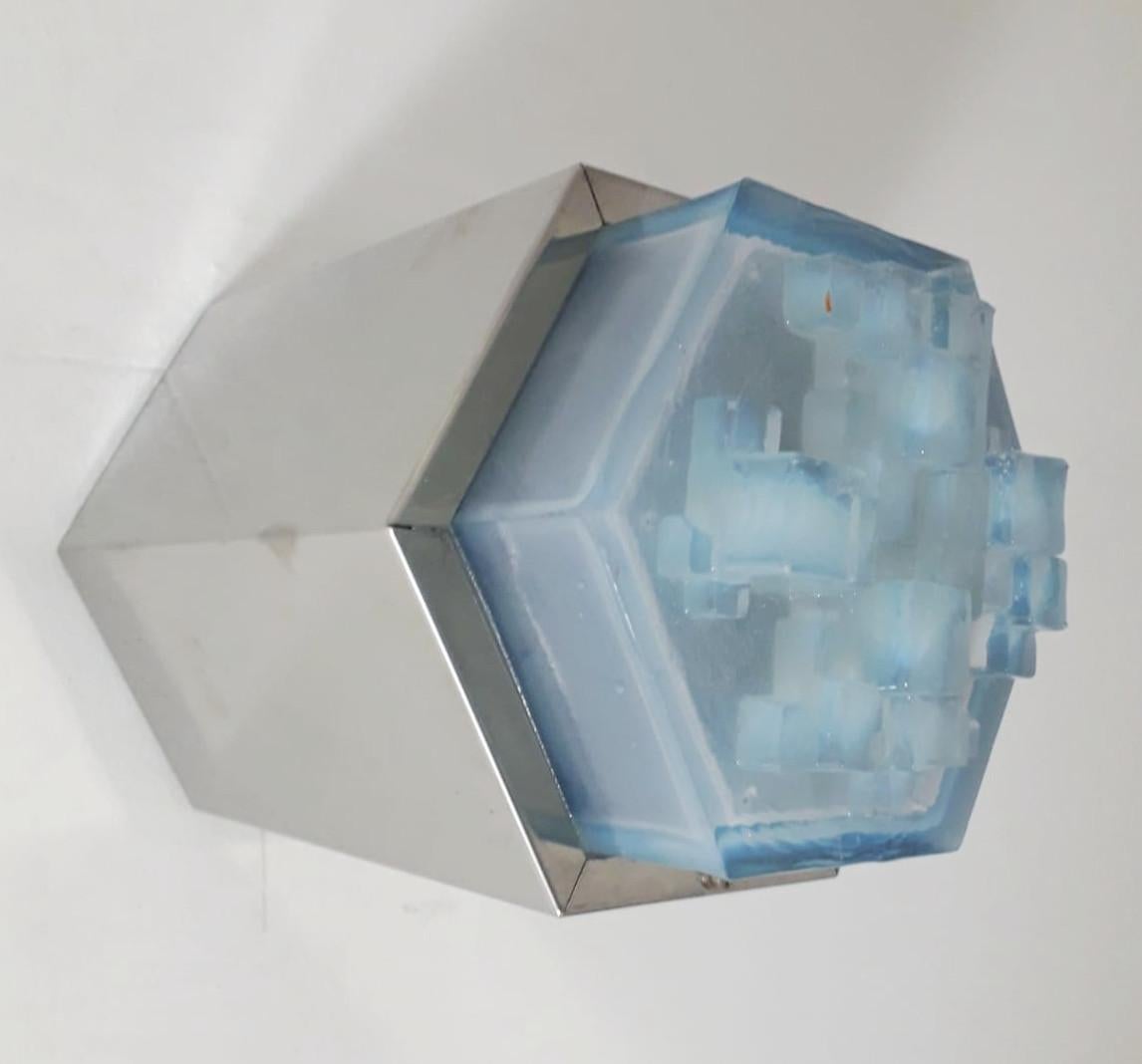 Applique murale ou montage encastré original du milieu du siècle dernier avec cadre hexagonal en acier et diffuseur hexagonal en verre dépoli bleu clair par Poliarte / Fabriqué en Italie, vers les années 1960.
1 lumière / type E14 / max 40W
Taille :
