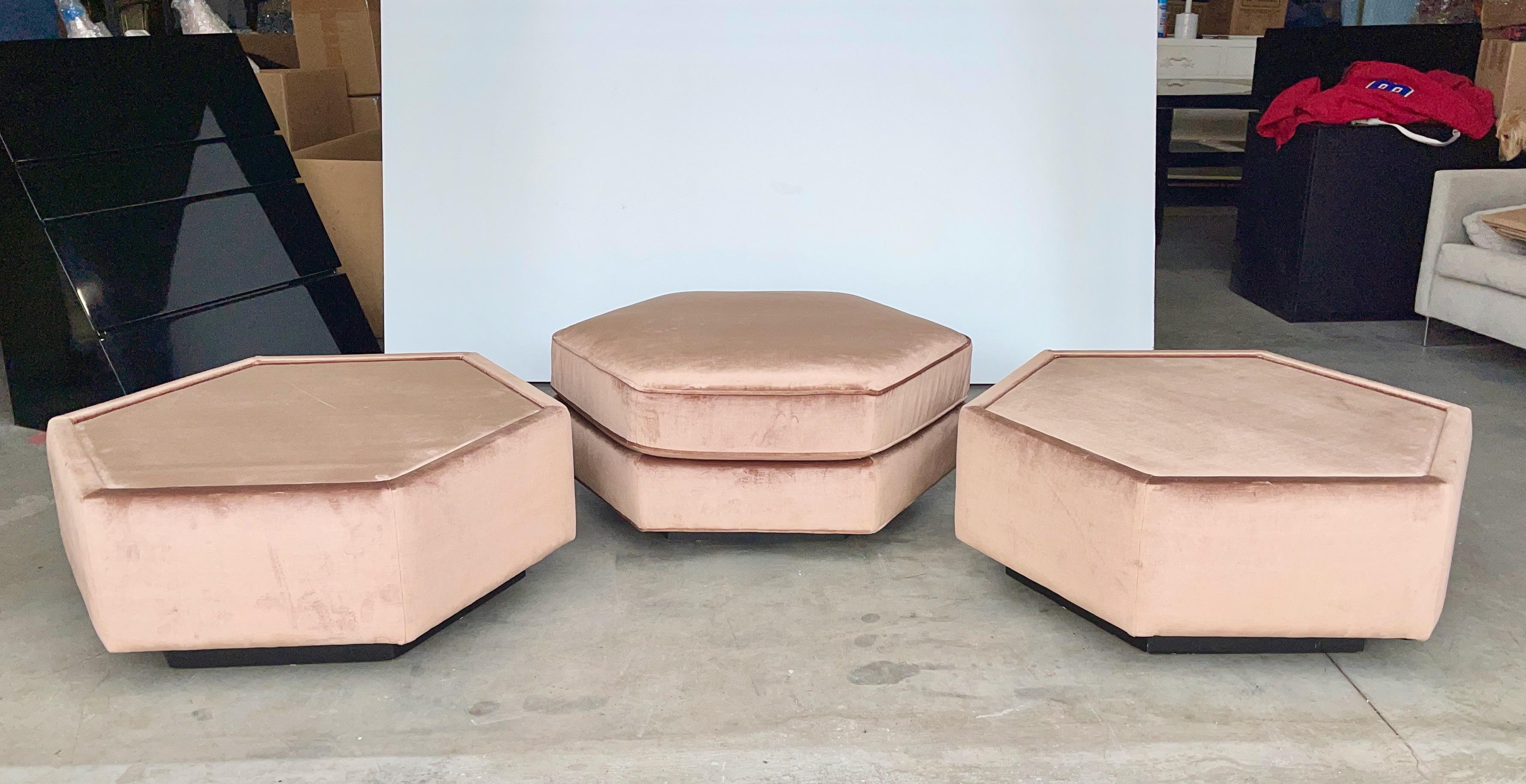 Pouf hexagonal et paire de tables d'appoint rembourrées par Bernhardt Flair en vente 5