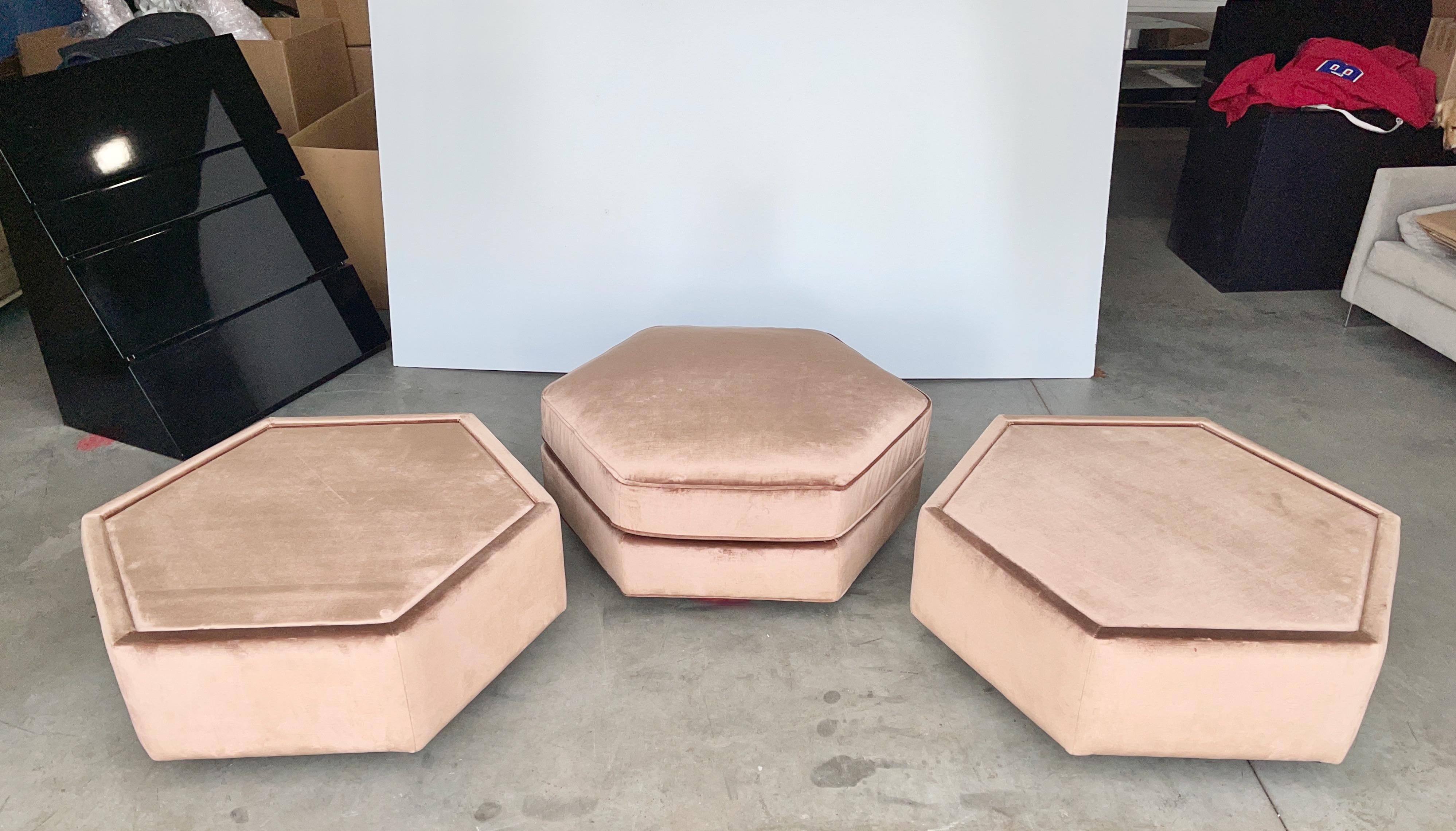Pouf hexagonal et paire de tables d'appoint rembourrées par Bernhardt Flair en vente 6