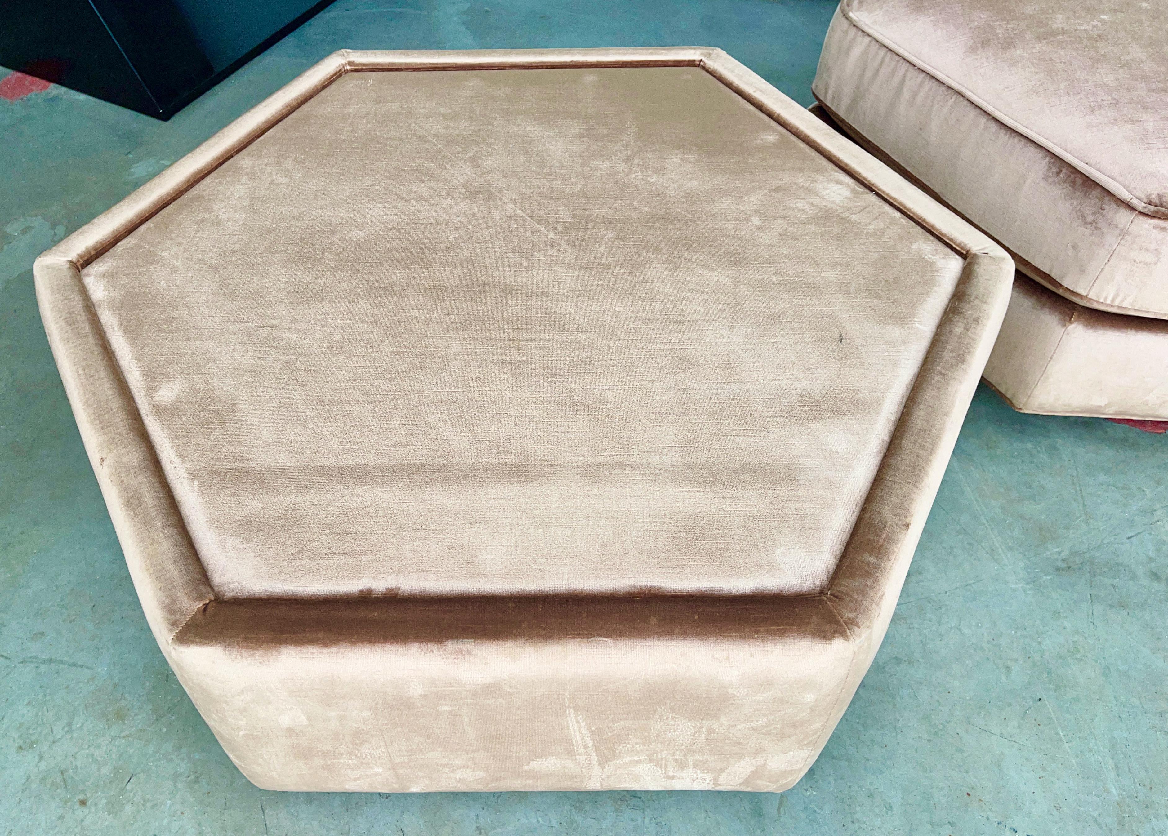 Pouf hexagonal et paire de tables d'appoint rembourrées par Bernhardt Flair en vente 7