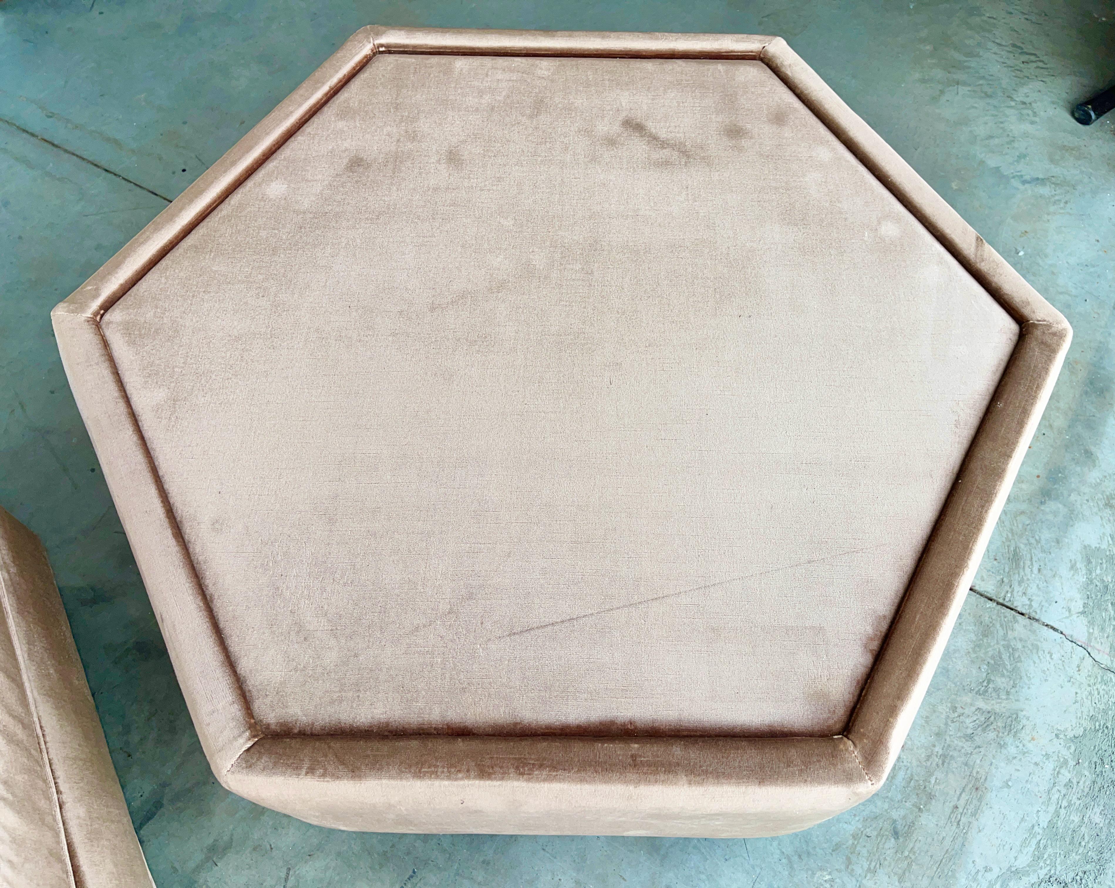 Pouf hexagonal et paire de tables d'appoint rembourrées par Bernhardt Flair en vente 8