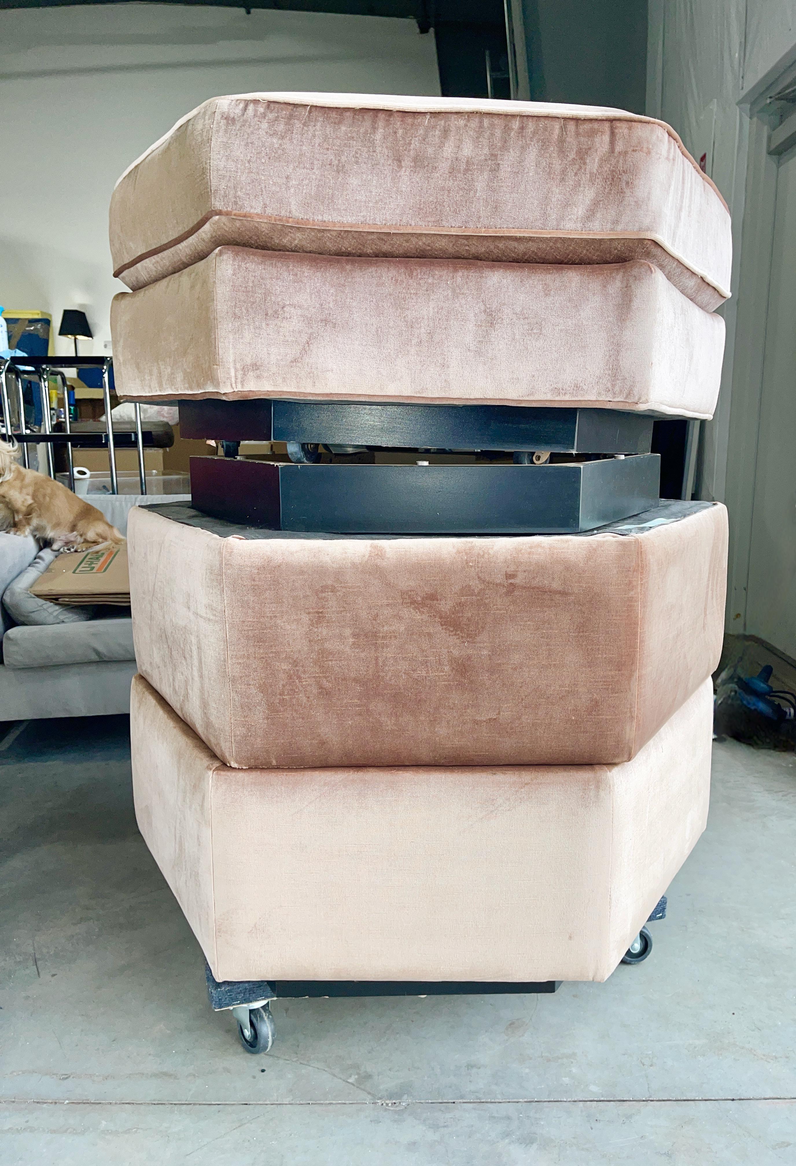 Pouf hexagonal et paire de tables d'appoint rembourrées par Bernhardt Flair en vente 10