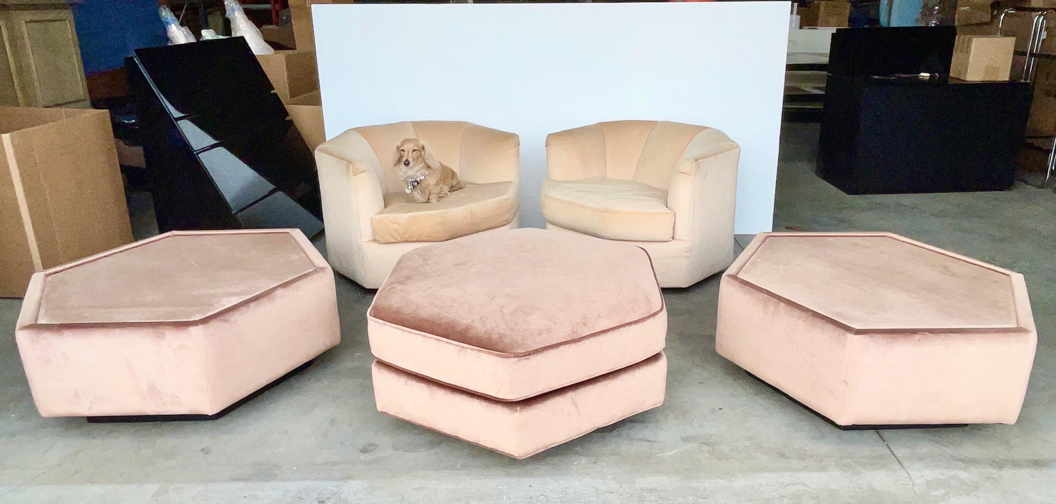 Hollywood Regency Pouf hexagonal et paire de tables d'appoint rembourrées par Bernhardt Flair en vente