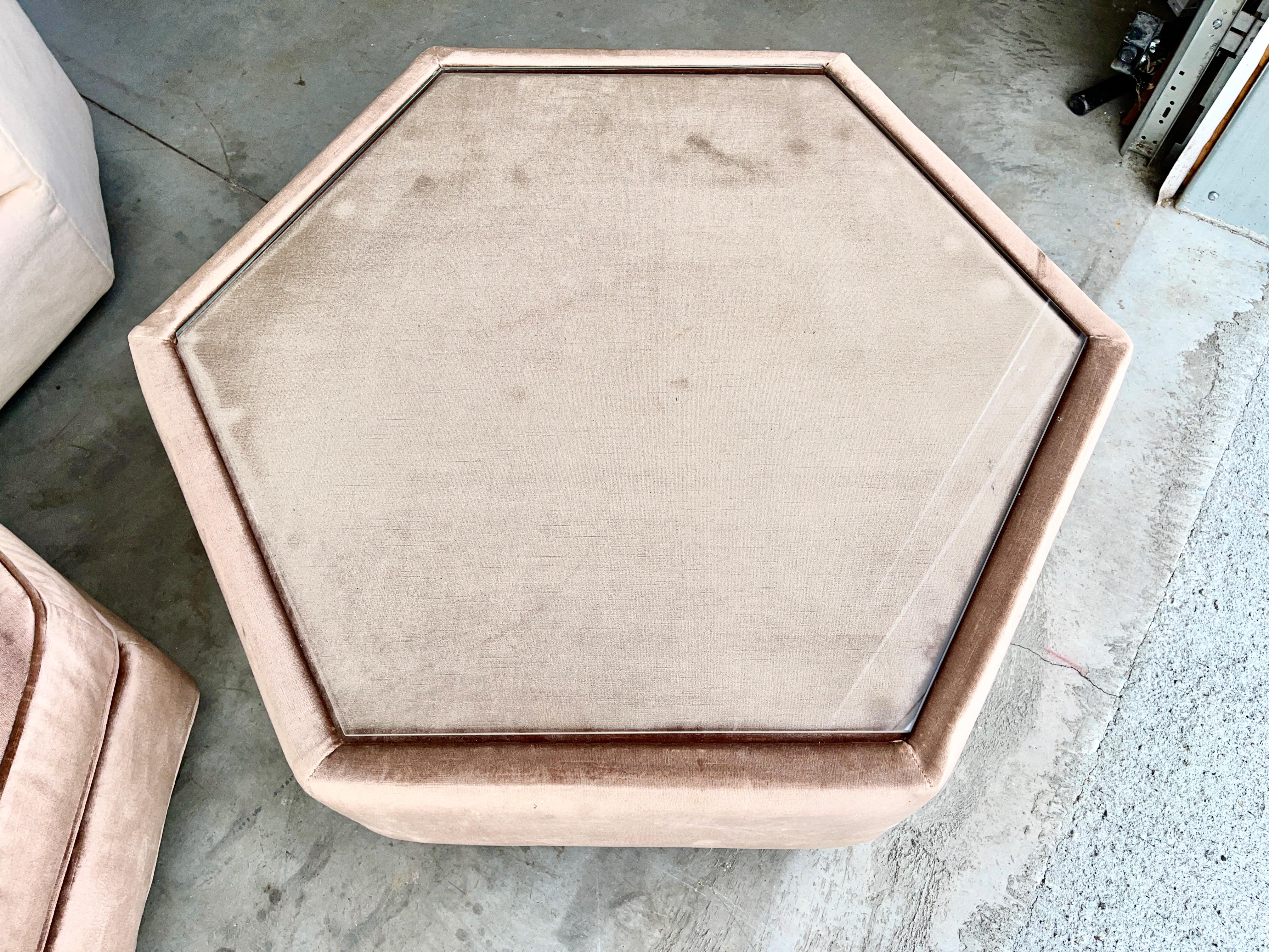 Pouf hexagonal et paire de tables d'appoint rembourrées par Bernhardt Flair Bon état - En vente à Hanover, MA