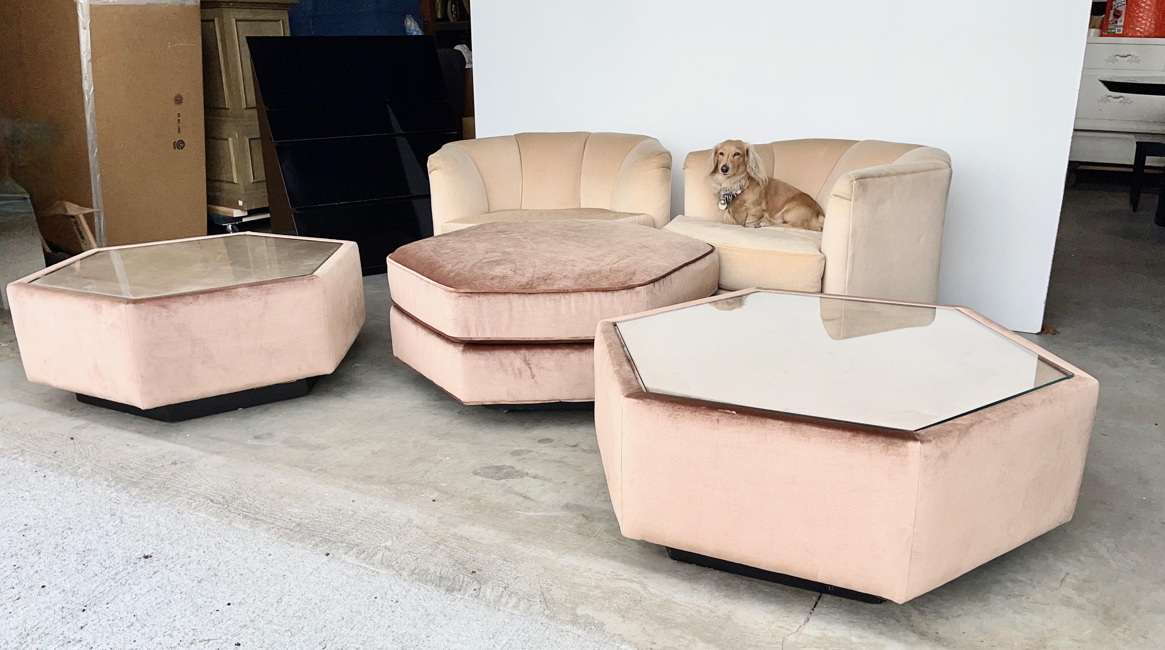 Fin du 20e siècle Pouf hexagonal et paire de tables d'appoint rembourrées par Bernhardt Flair en vente