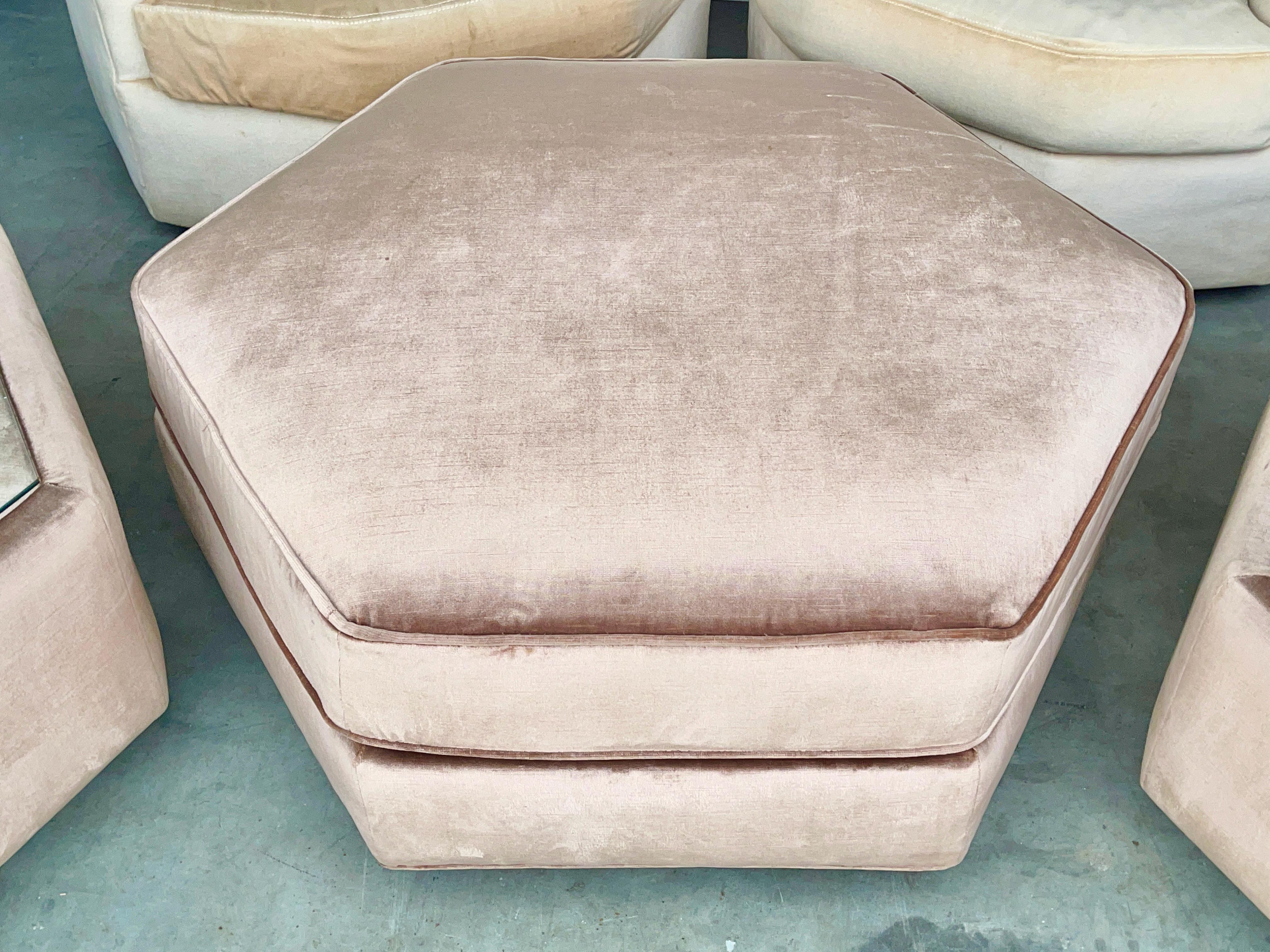 Pouf hexagonal et paire de tables d'appoint rembourrées par Bernhardt Flair en vente 1