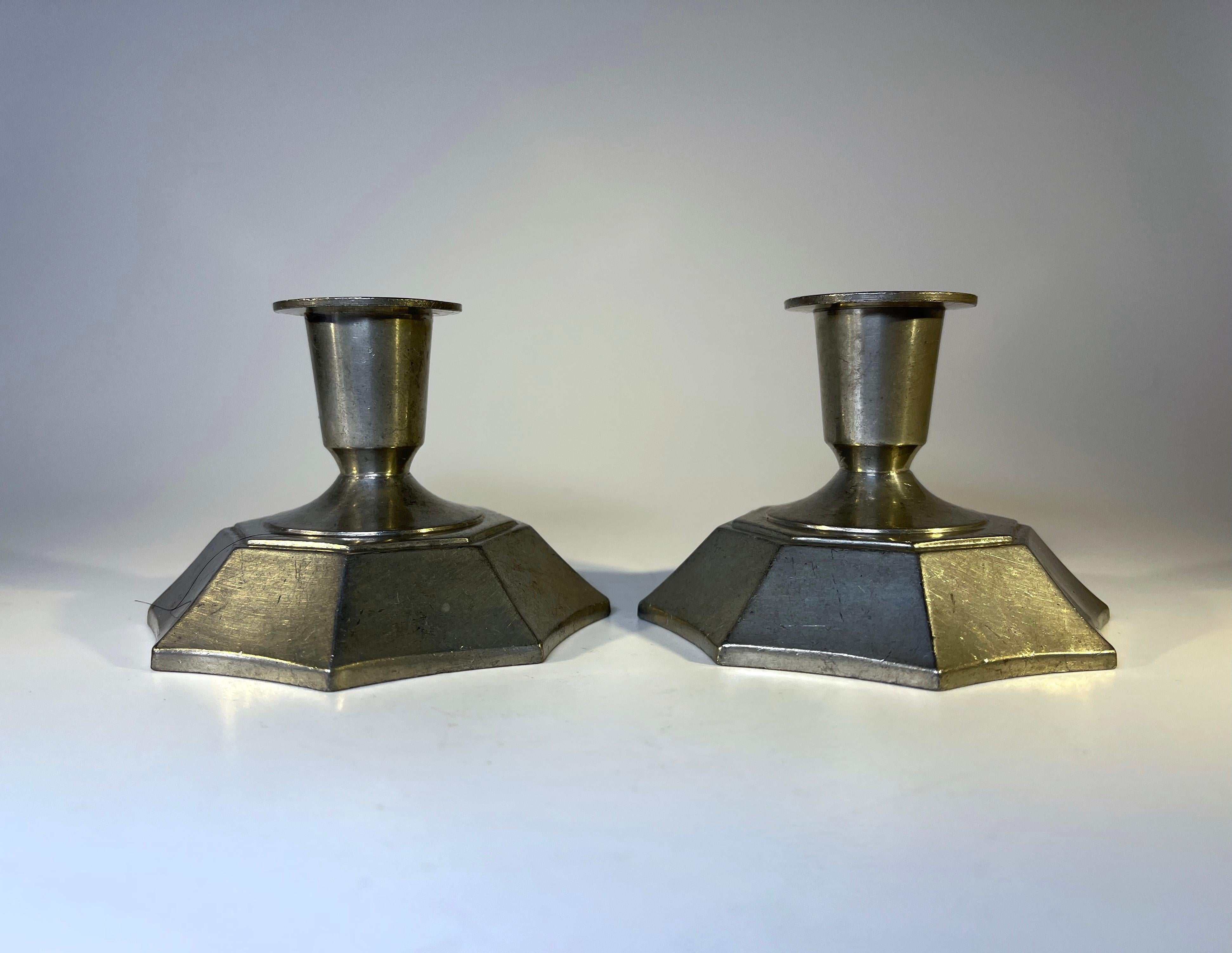 Sechseckiges Paar Just Andersen, Dänemark Zinn-Kerzenständer #1017 (Art déco) im Angebot