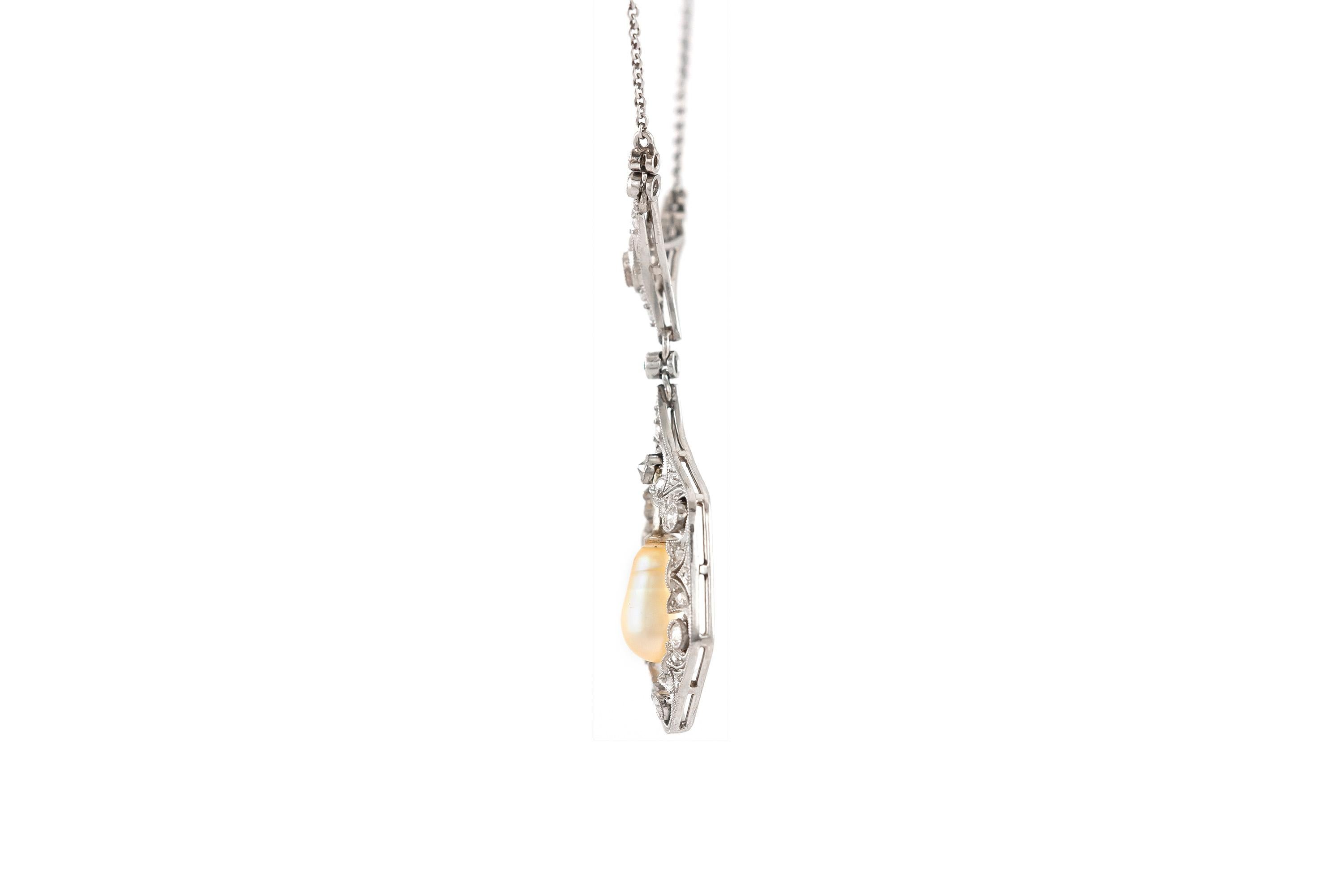 Collier à pendentif en perles hexagonales Excellent état - En vente à New York, NY