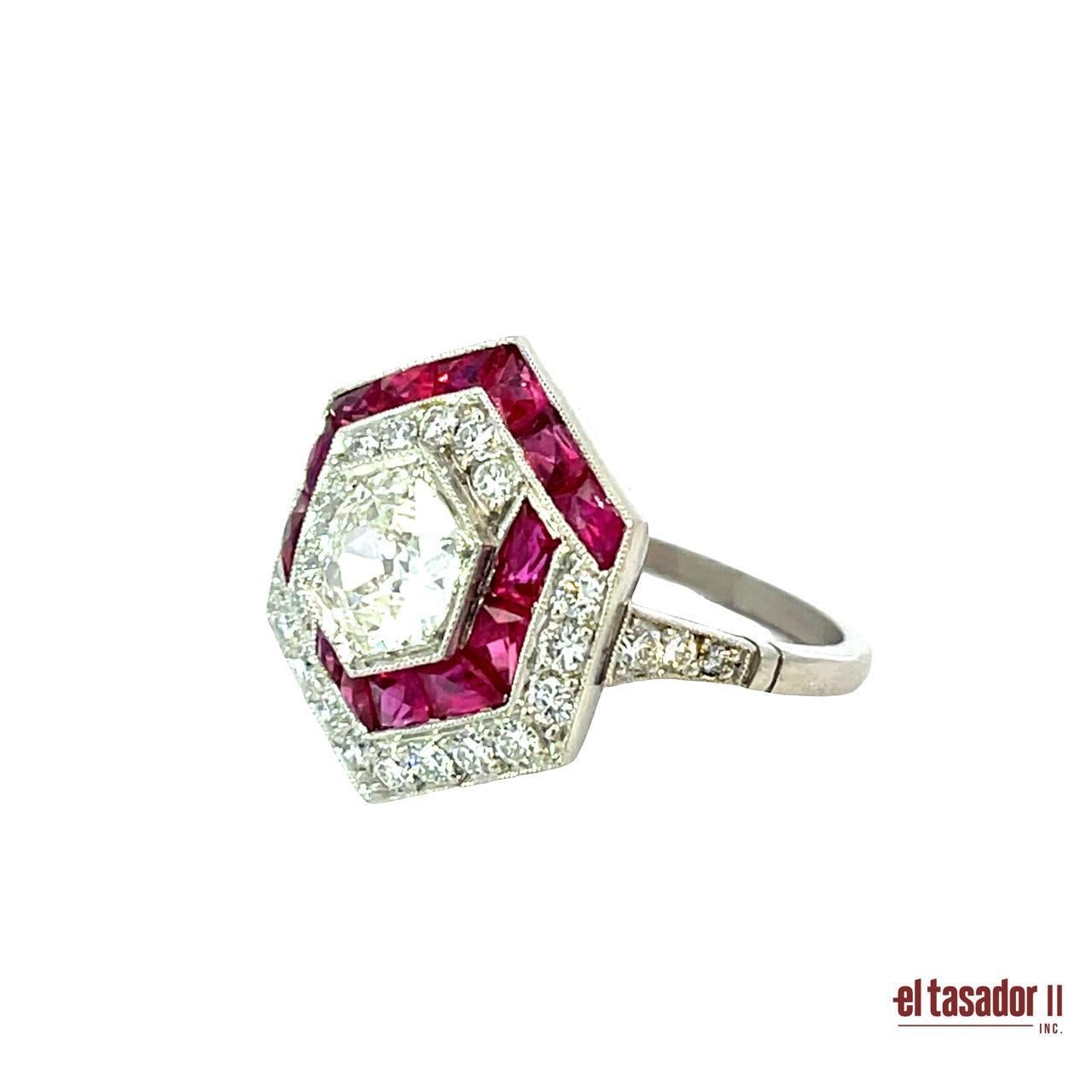 Anillo hexagonal de platino con rubíes de 4,46 ct y diamantes de 0,86 ct Corte brillante en venta