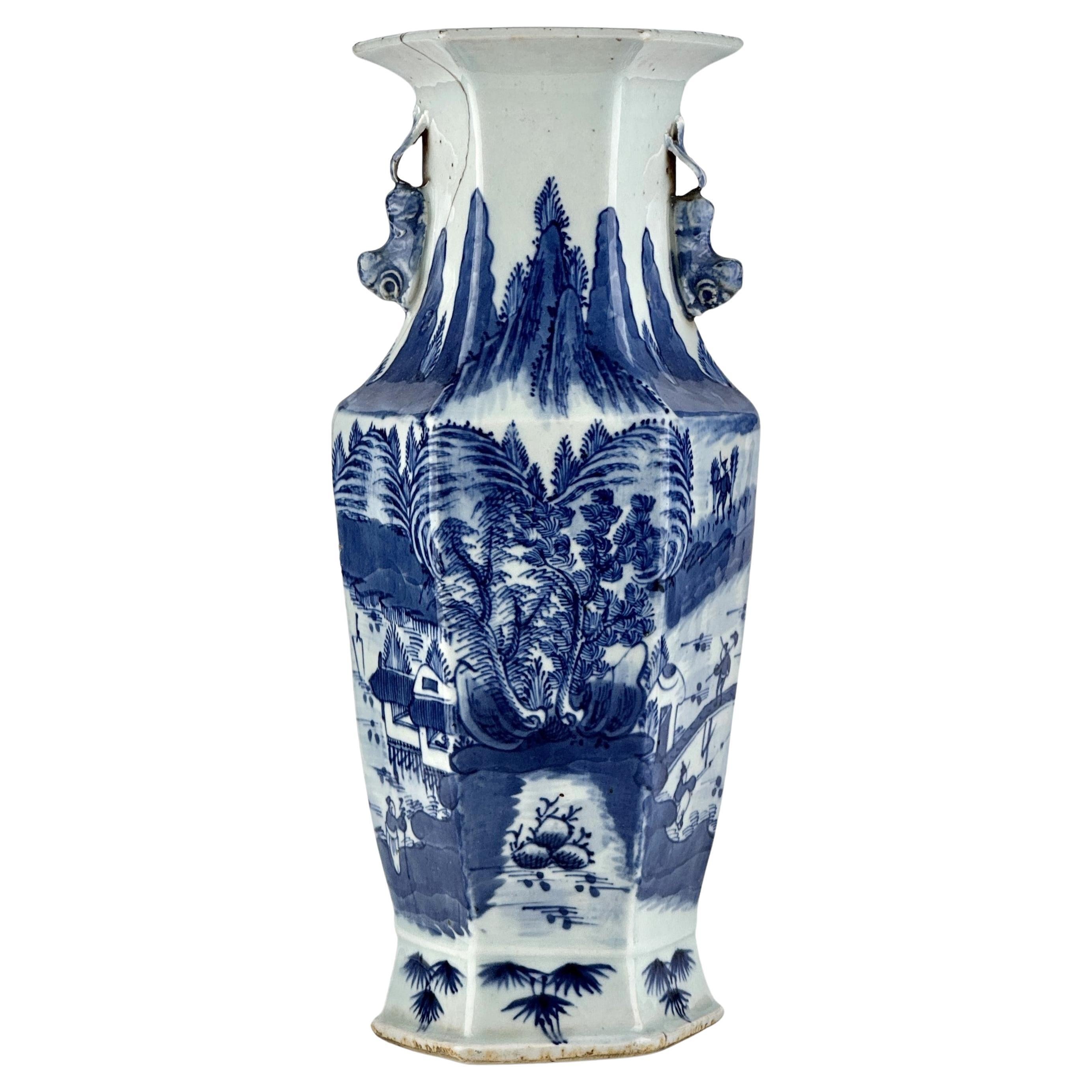 Jarrón hexagonal de porcelana con decoración de paisaje, dinastía Qing tardía