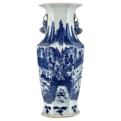 Jarrón hexagonal de porcelana con decoración de paisaje, dinastía Qing tardía