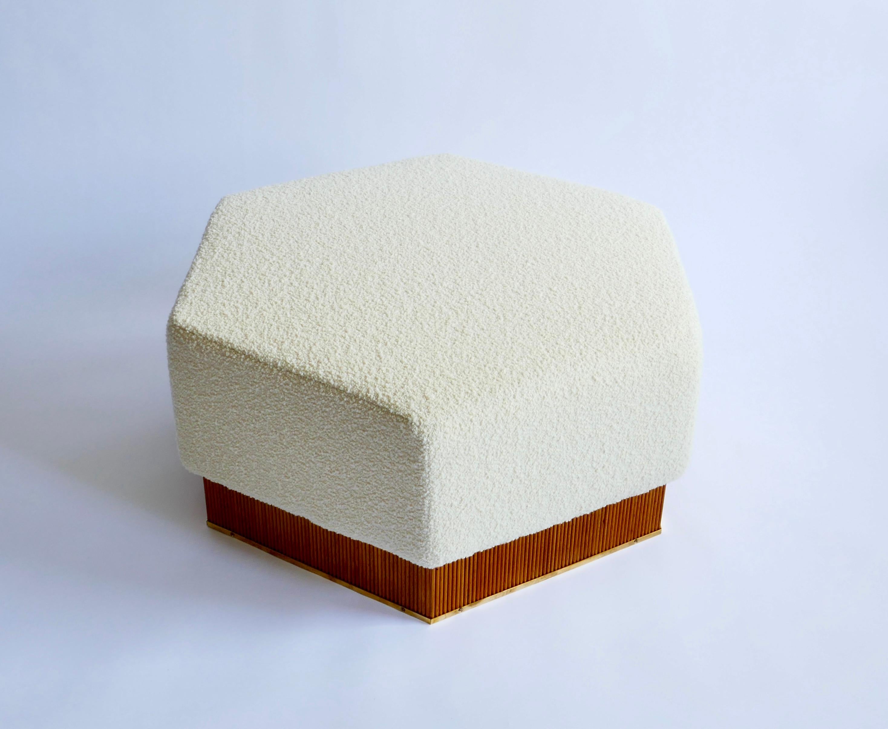 A hexagonal pouf with white boucle seat and a wood base.
Great occasional seating but solid to use as a low table as well.
A contemporary item, highly decorative and versatile
Italy.